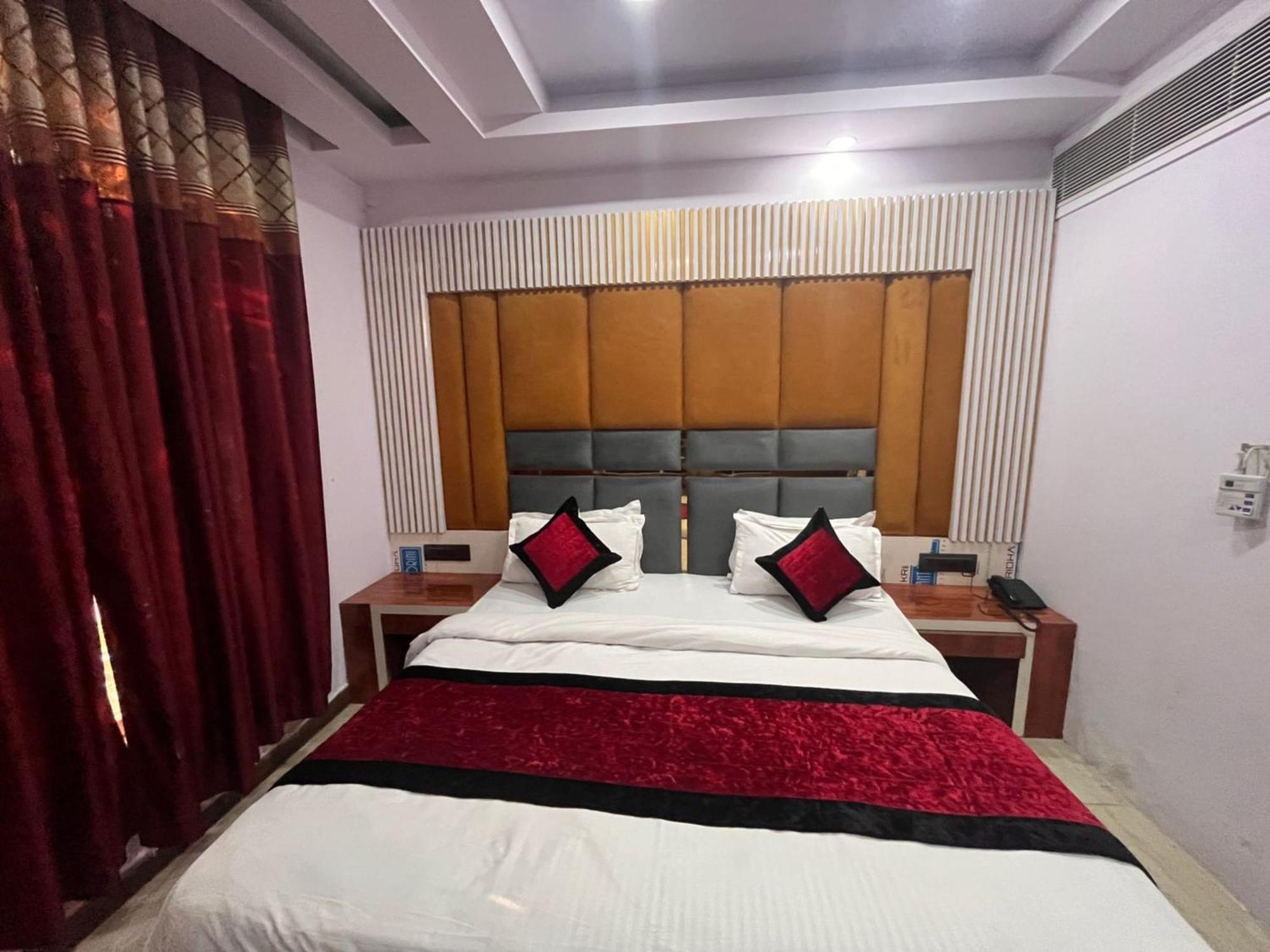 Ambience -5 Mints Walk From Railway Station 4*
