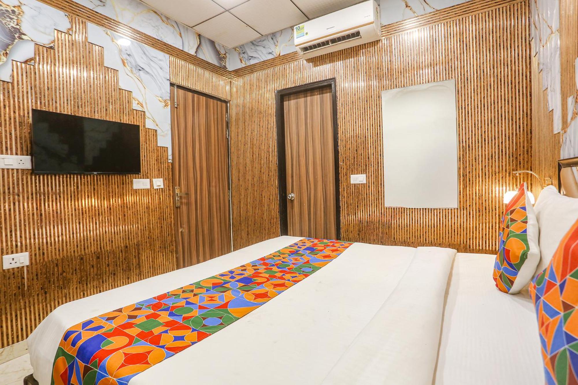 Hotel Collection O Golden Key Near Tdi Mall