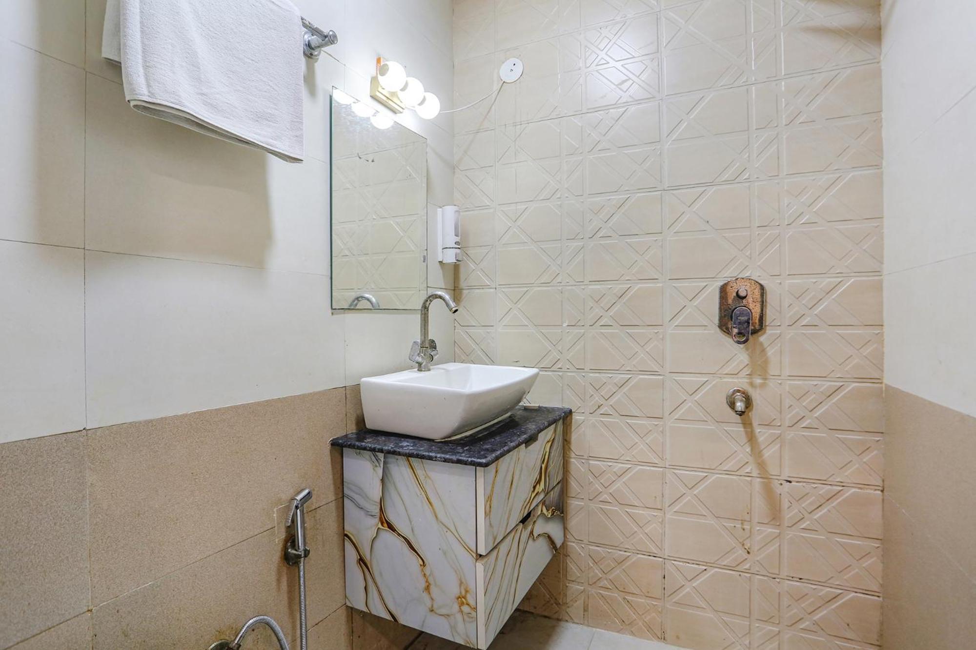 Hotel Collection O Golden Key Near Tdi Mall 4*