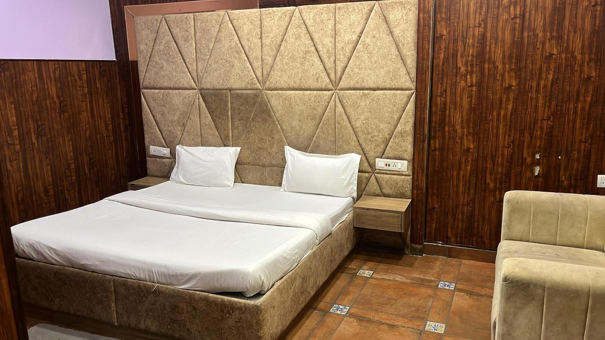 Mannat Near Shalimar Bagh Metro Hotel *
