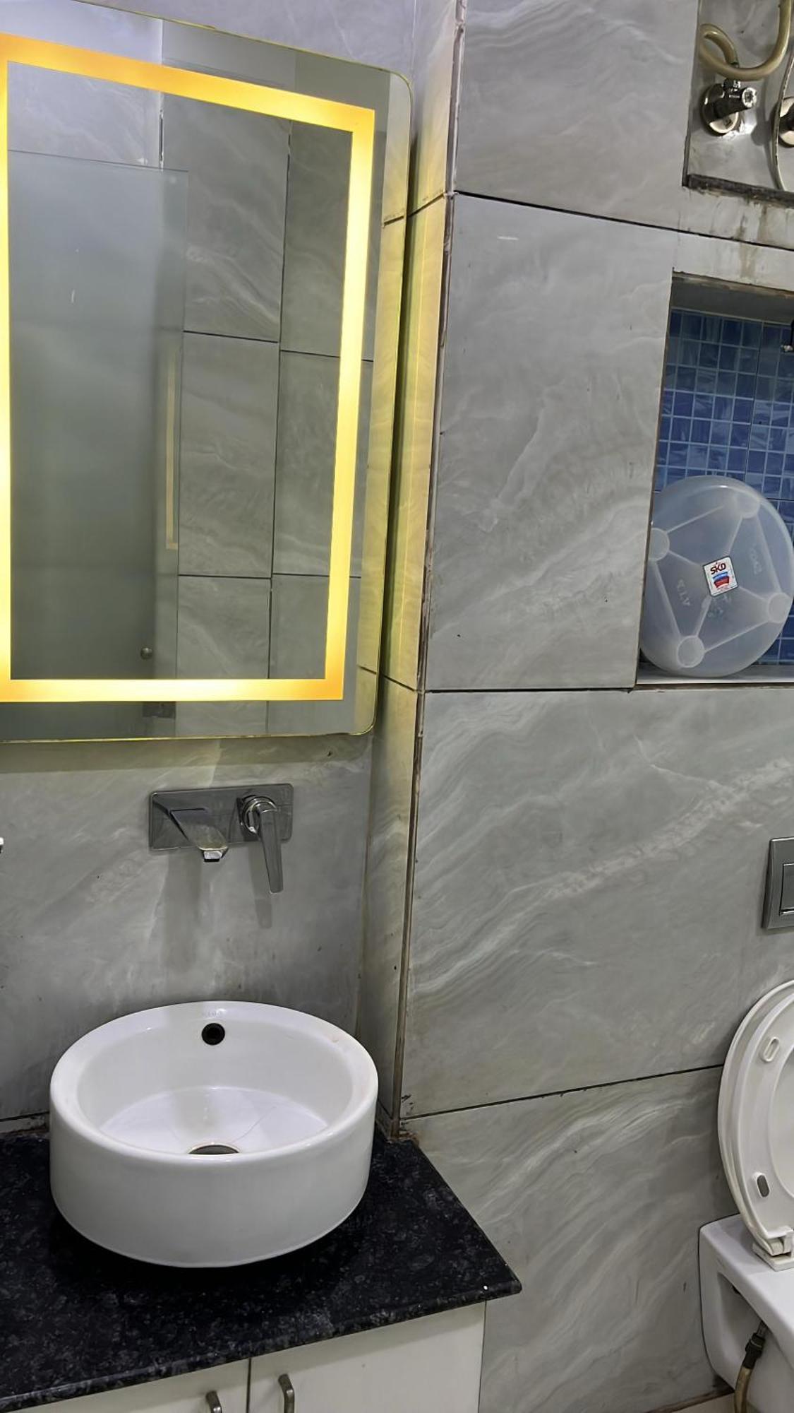 Hotel Mannat Near Shalimar Bagh Metro