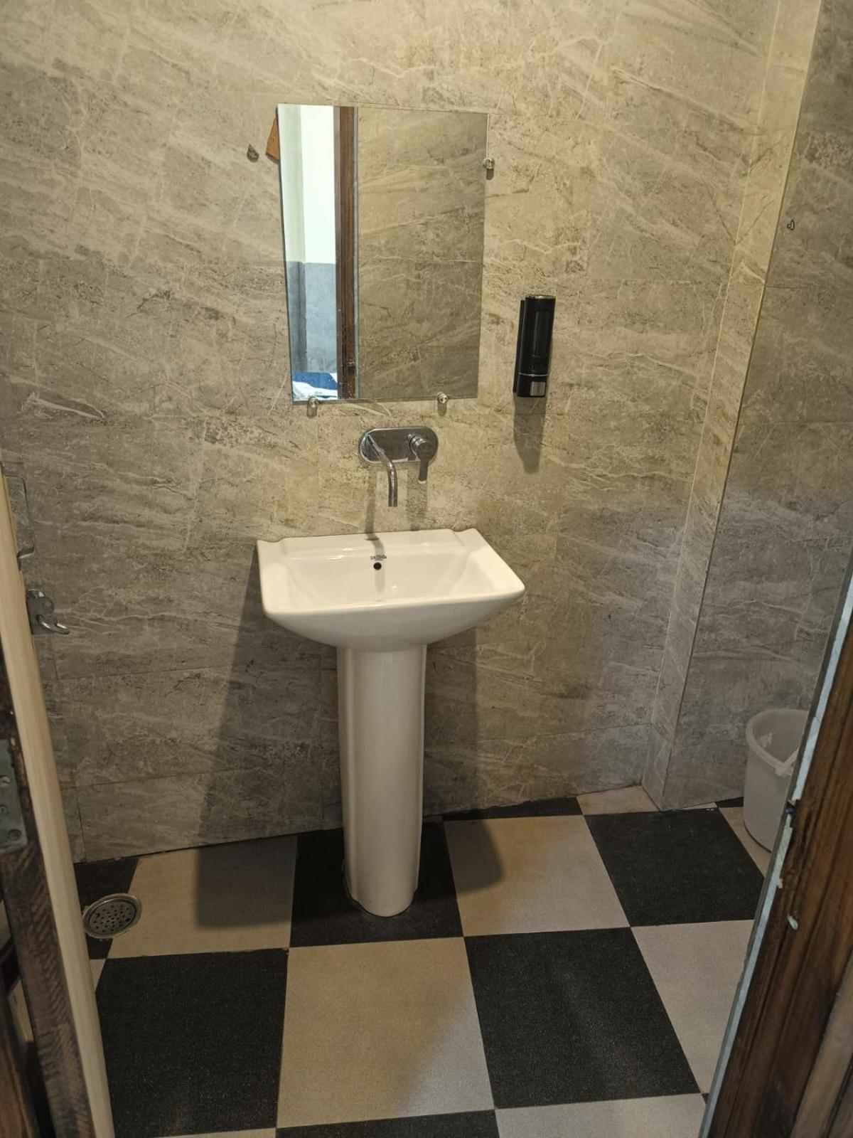 Silver Place Near Igi Airport Dwarka 2*