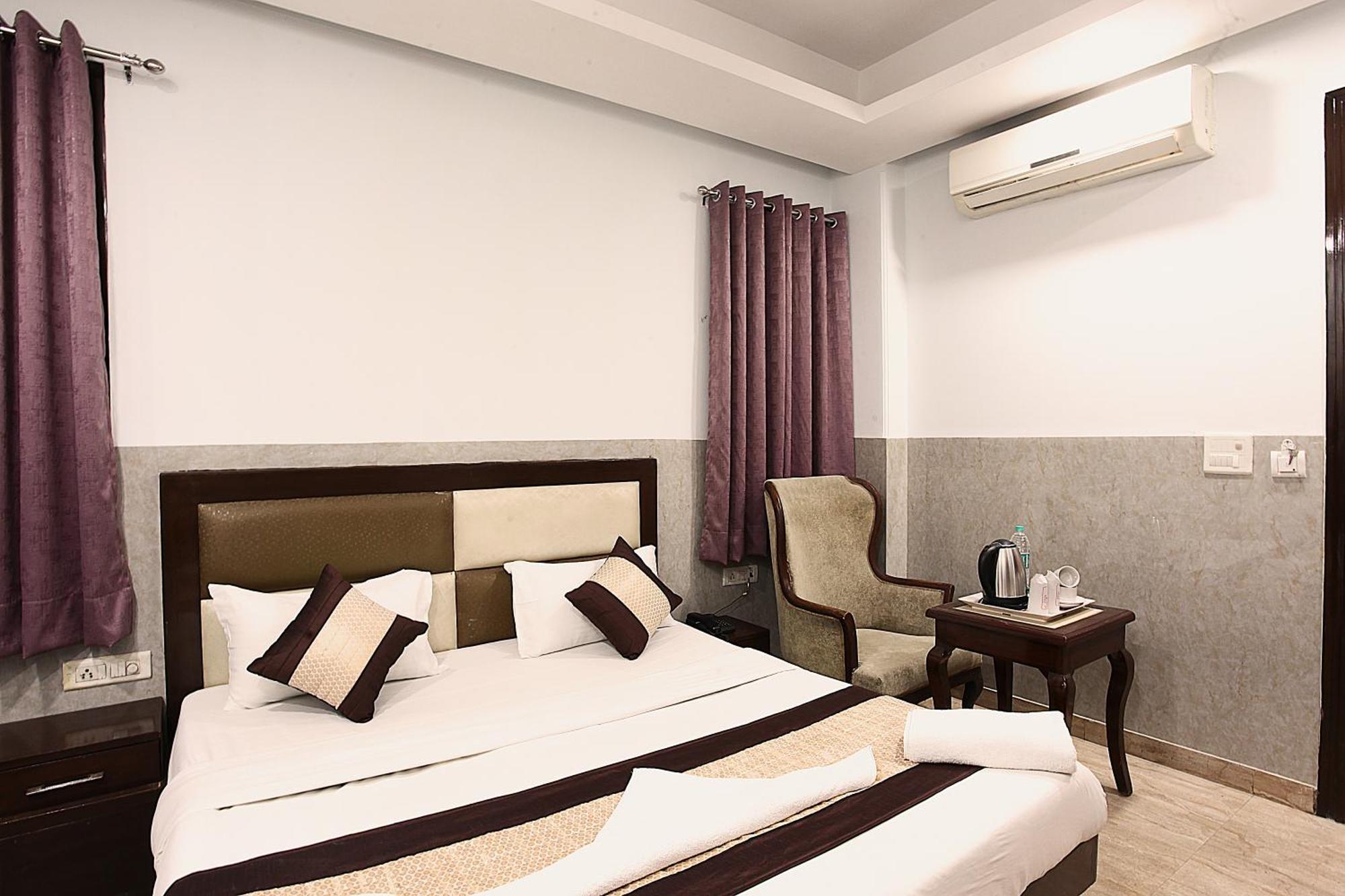 Taksh Hhr, Karol Bagh, Metro Station Hotel 3*