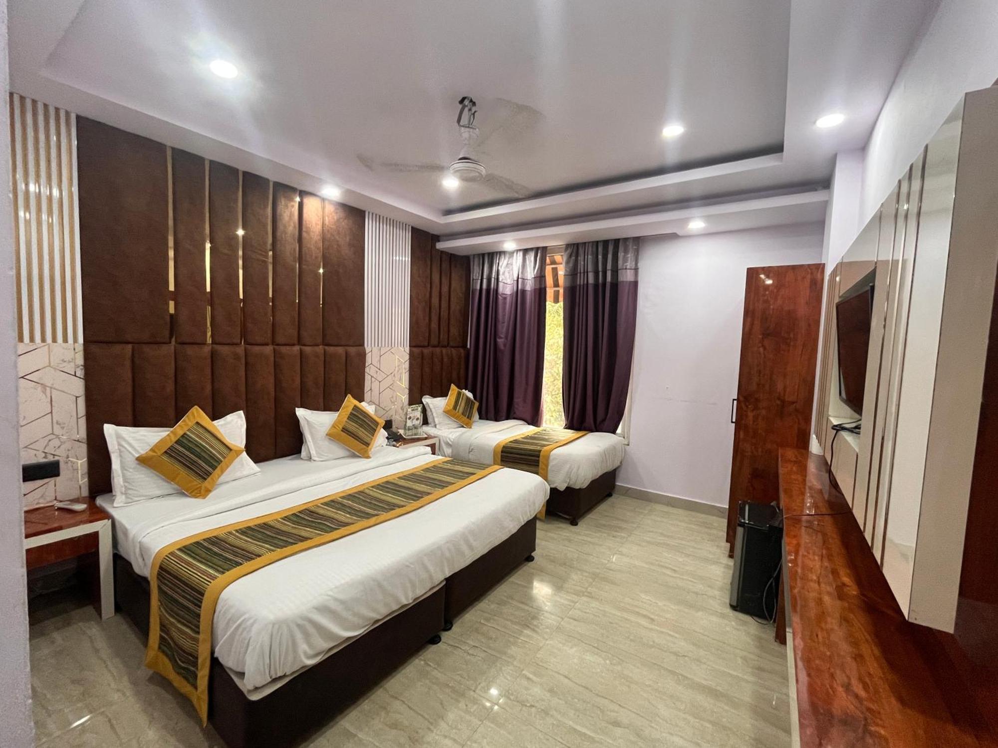 Ambience -5 Mints Walk From Railway Station 4*