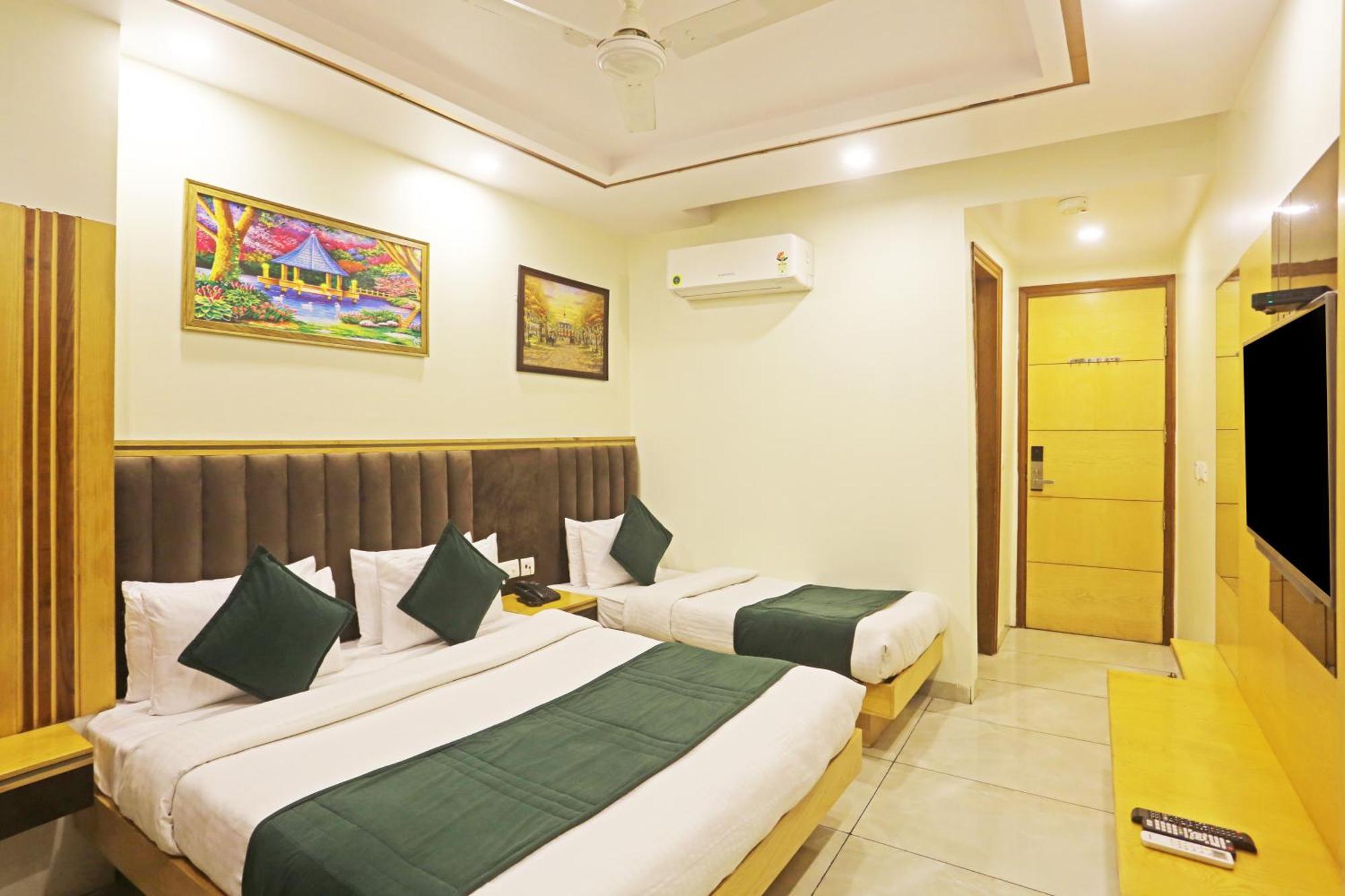 Hotel Aman Imperial Just A Minute Away From Railway Station And Connaught Place 4*