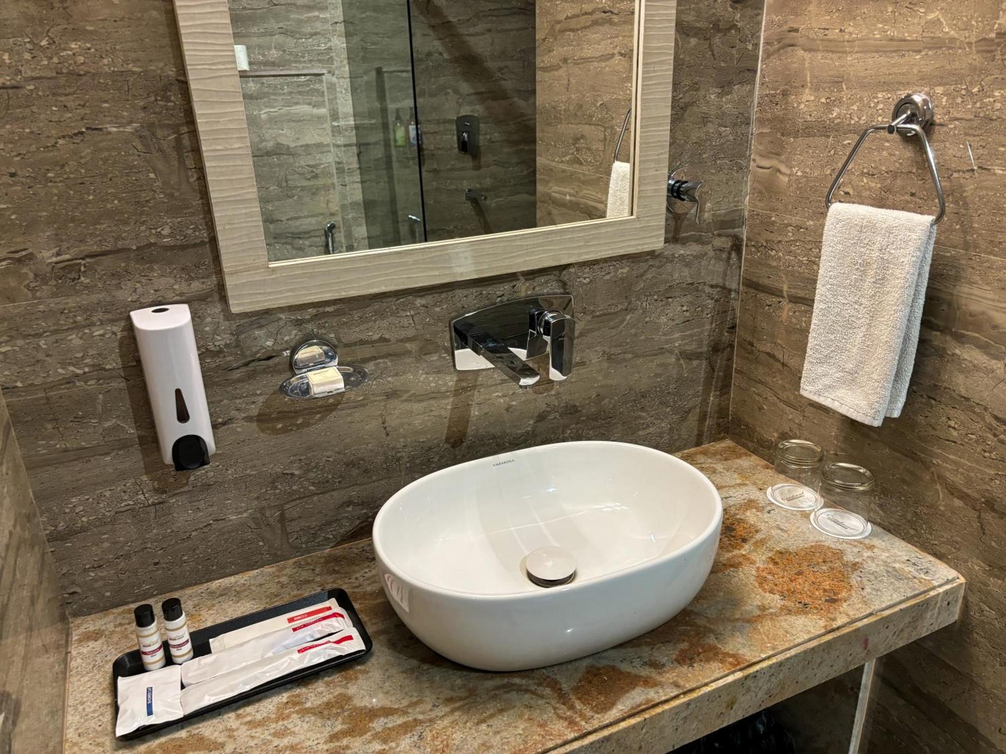 East End Mahipalpur Delhi Airport 4*