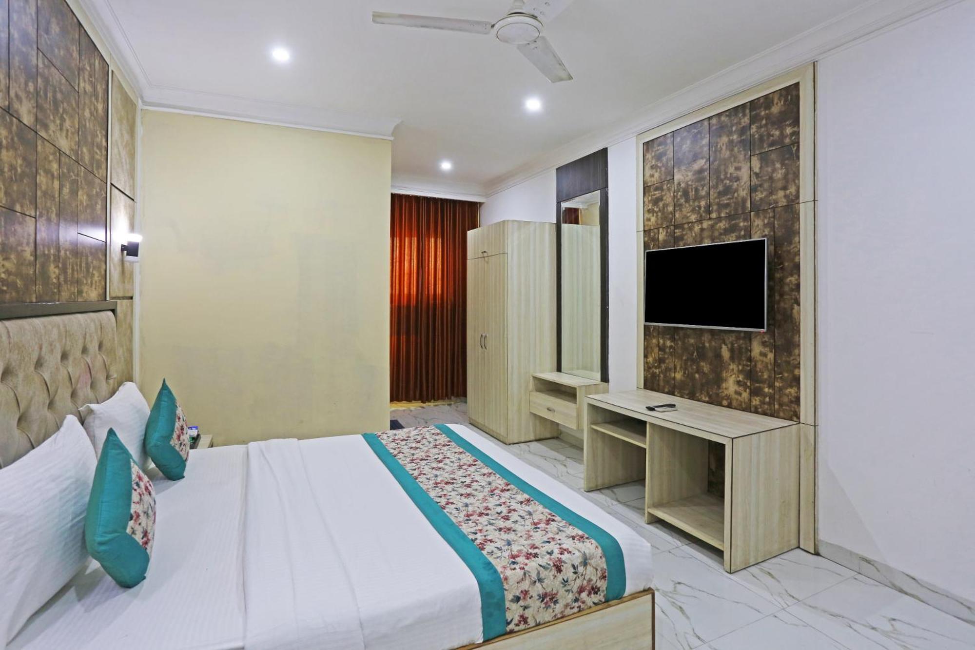 Hotel Almora Sky Near By Delhi International Airport With - Free Airport Pickup And Drop 3*