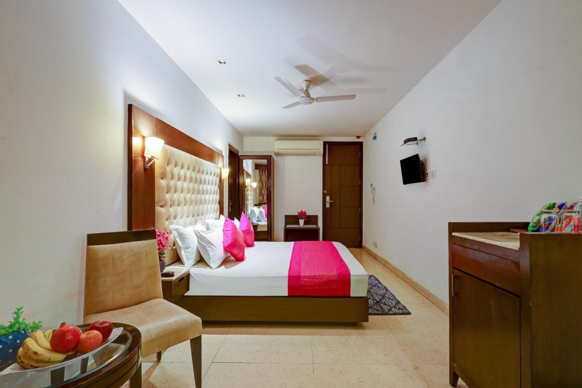 Metropolis Tourist At Near Ramakrishna Ashram Marg Metro Station Hotel New Delhi