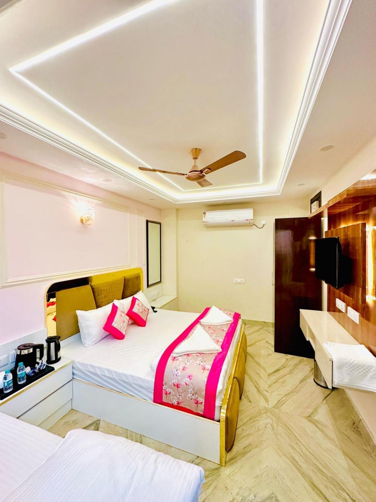 Samrat Residency 10 Mints Walking Distance Nizamuddin Railway Station