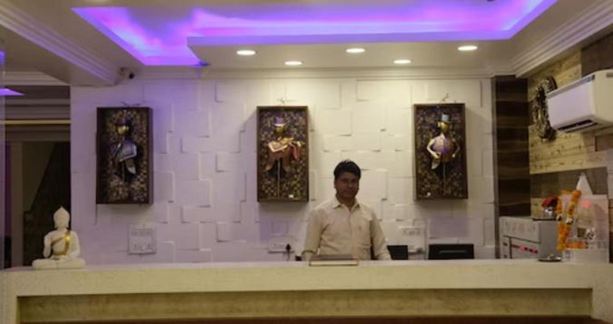 Hotel True At Railway Station