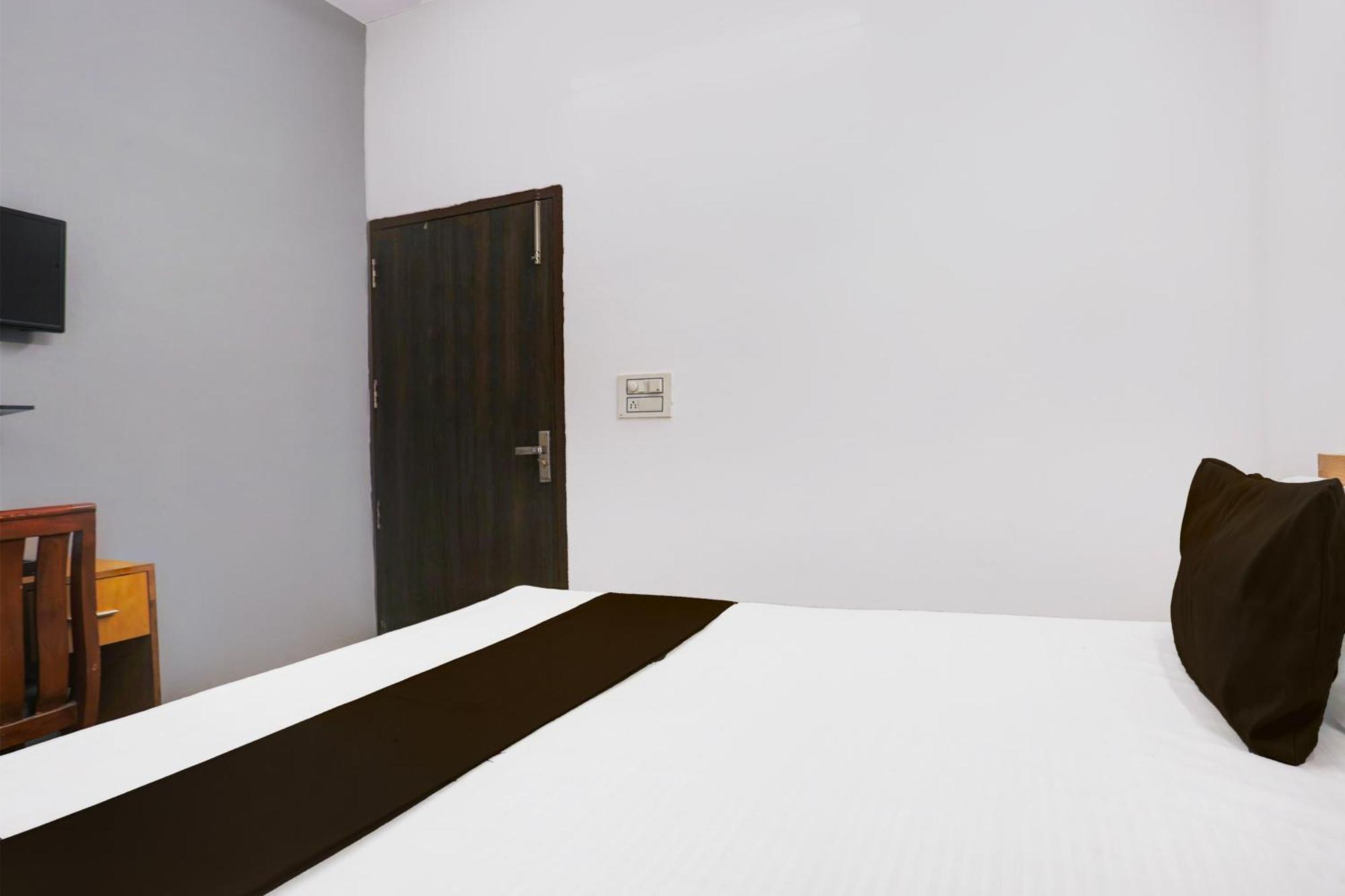Oo Shyam Residency Near Samaypur Badli Metro 4*