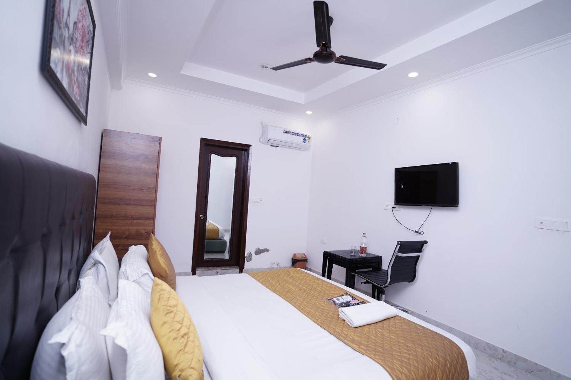 Hotel Moon Taj Near Yashobhoomi Convention Centre