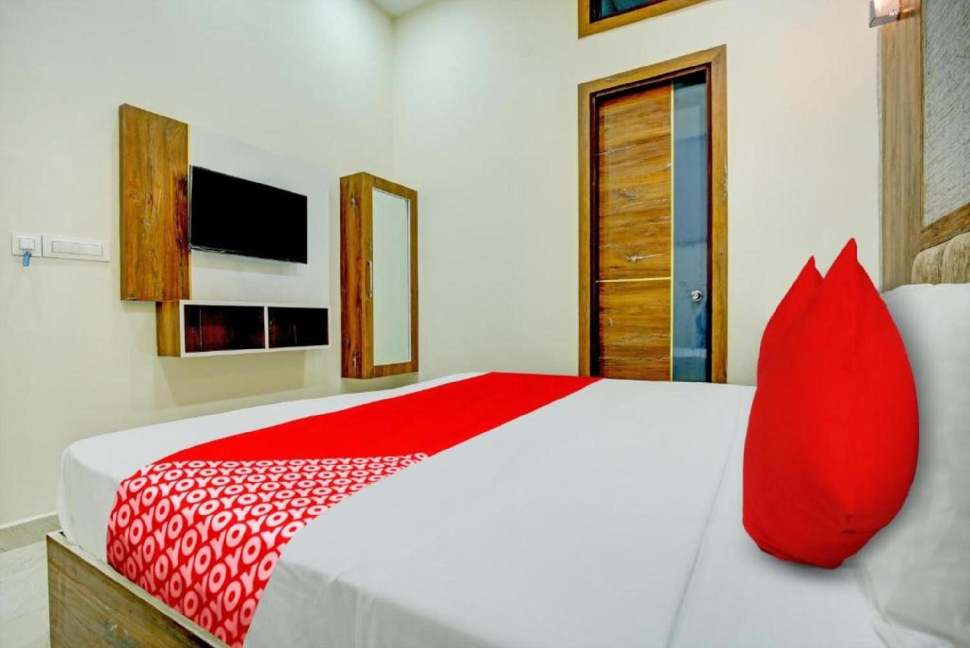 Ambience -5 Mints Walk From Railway Station 4*