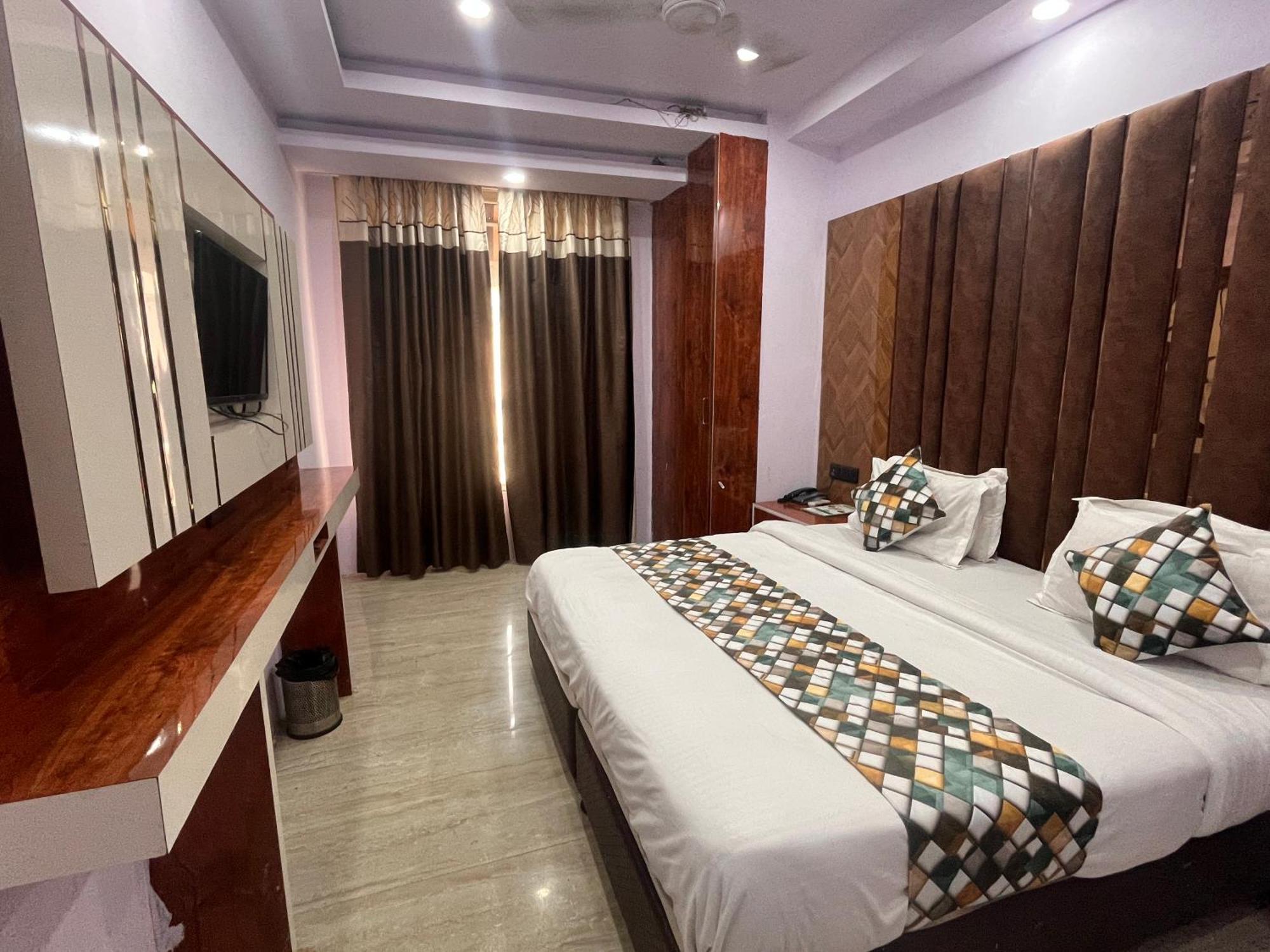 Hotel Ambience -5 Mints Walk From Railway Station