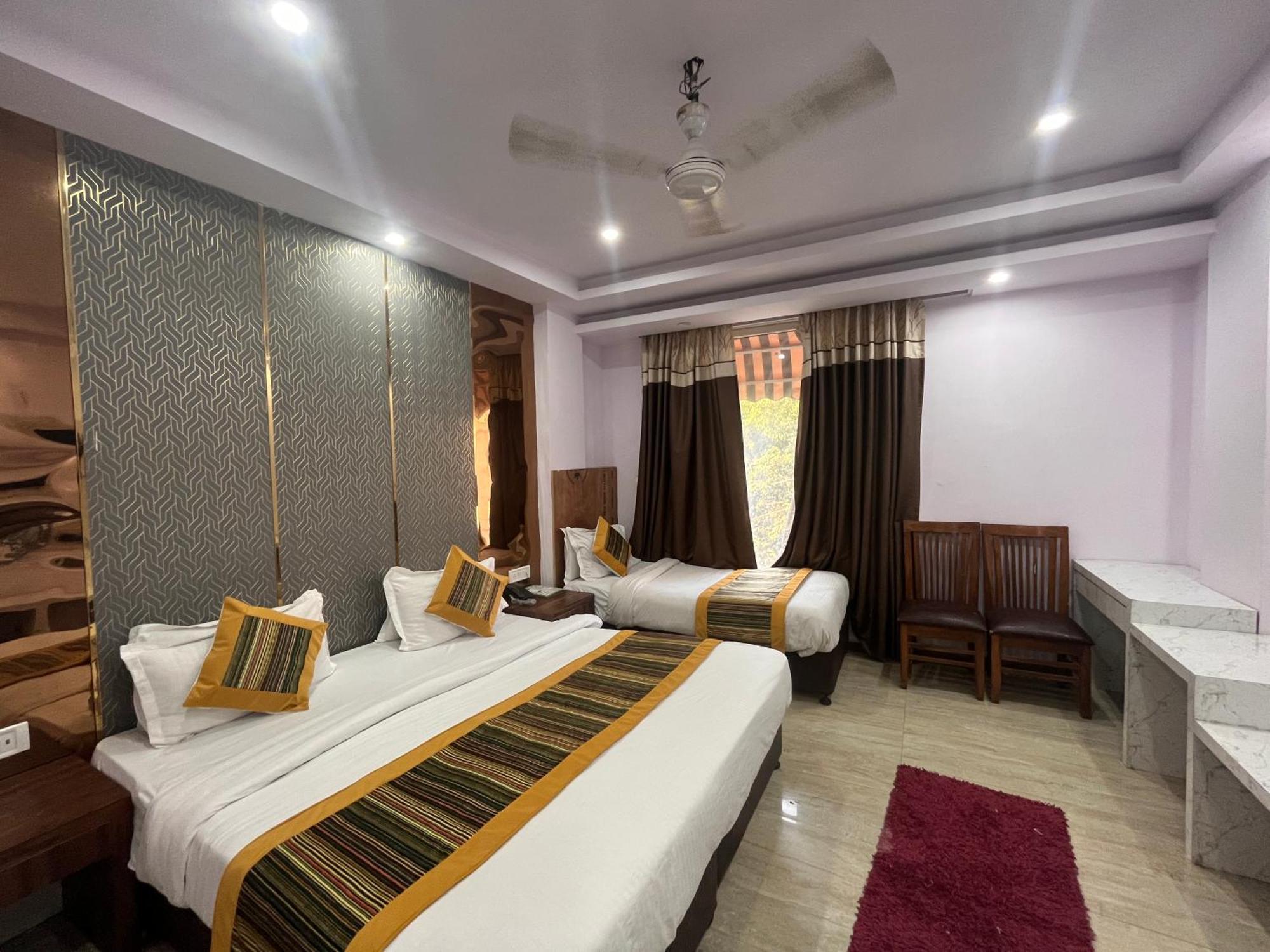 Ambience -5 Mints Walk From Railway Station Hotel 4*