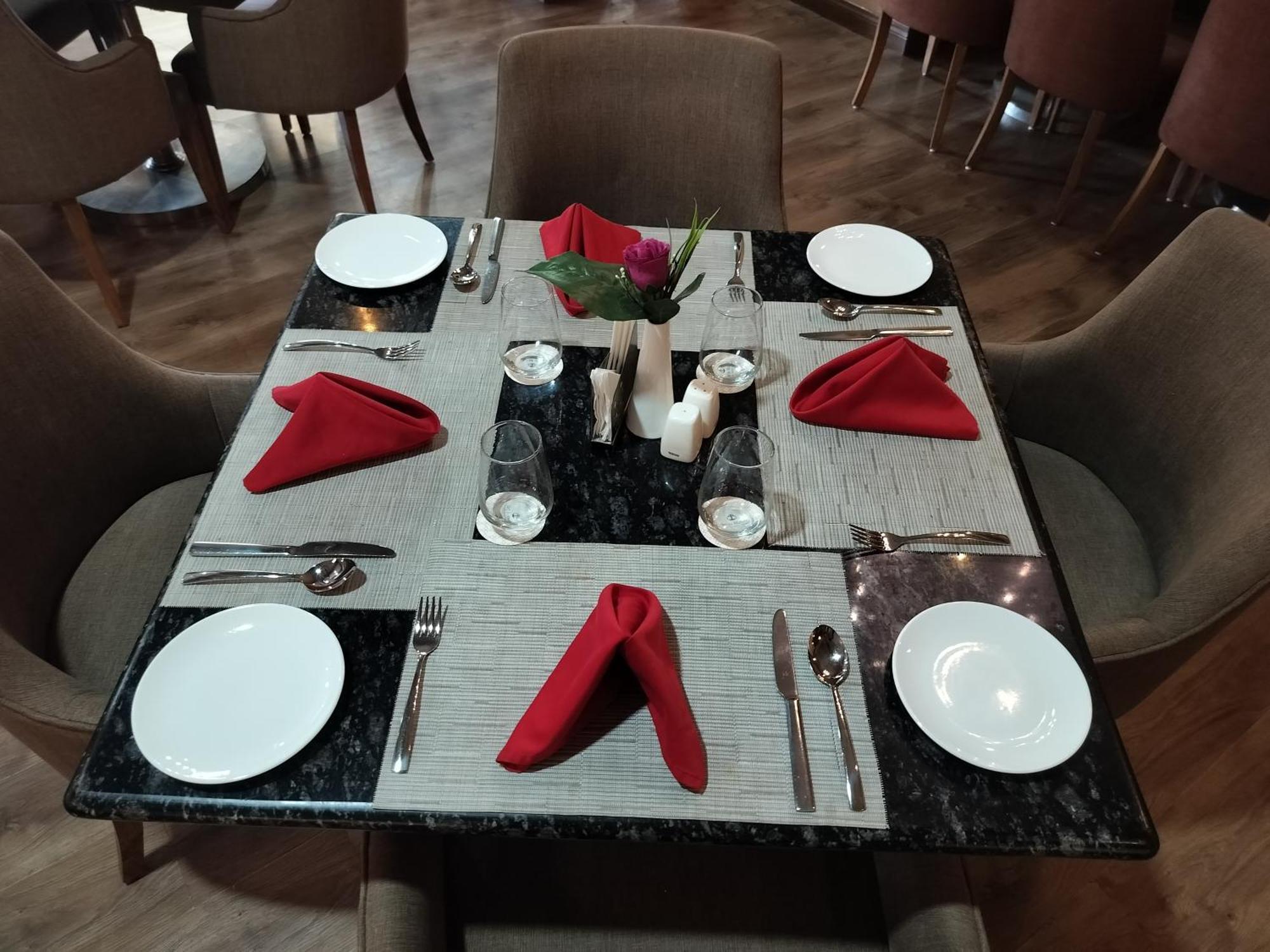Luxe Opera Nh8 - 7km From Igi Airport Delhi - 