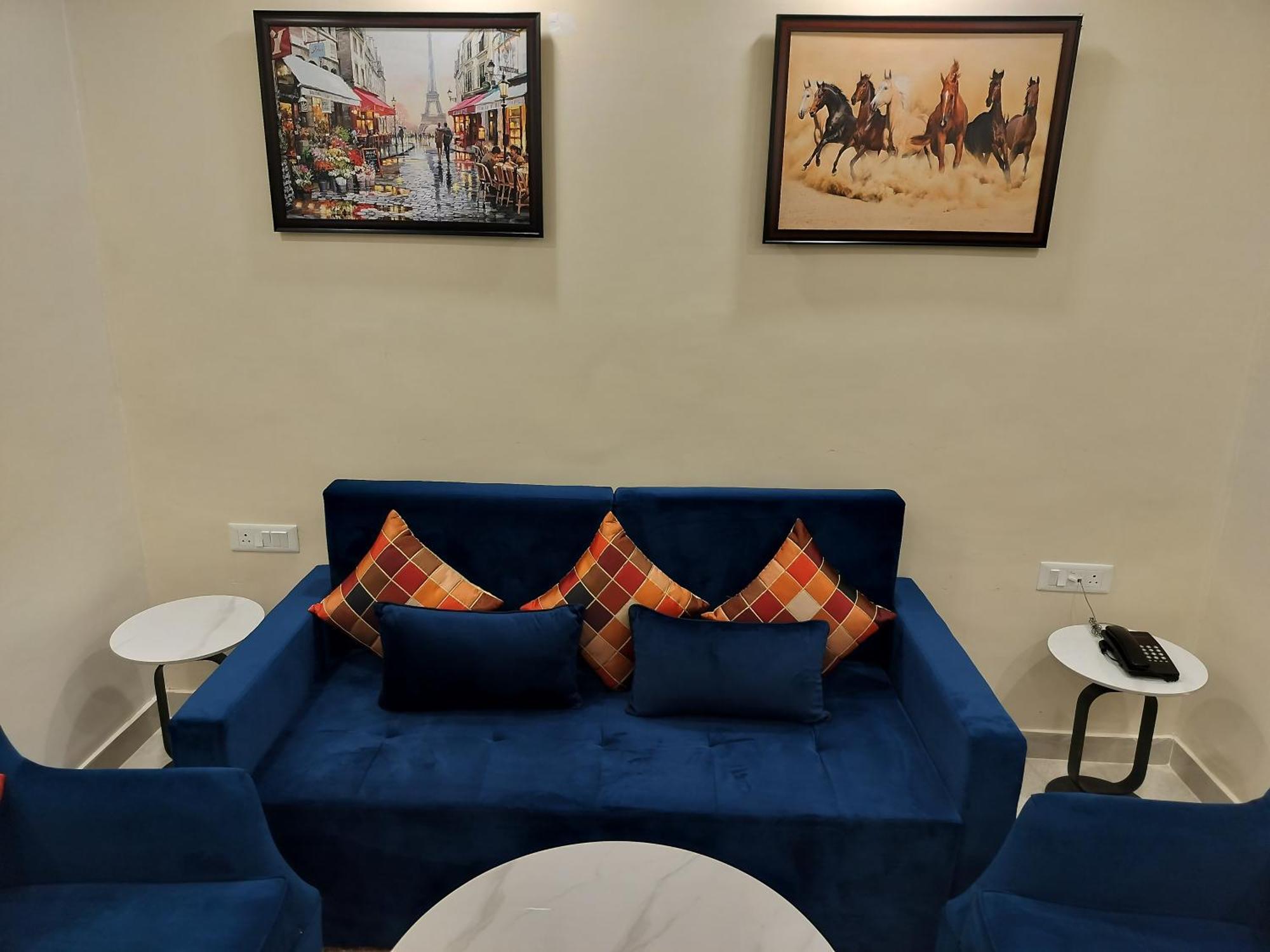 Luxe Opera Nh8 - 7km From Igi Airport Delhi - 