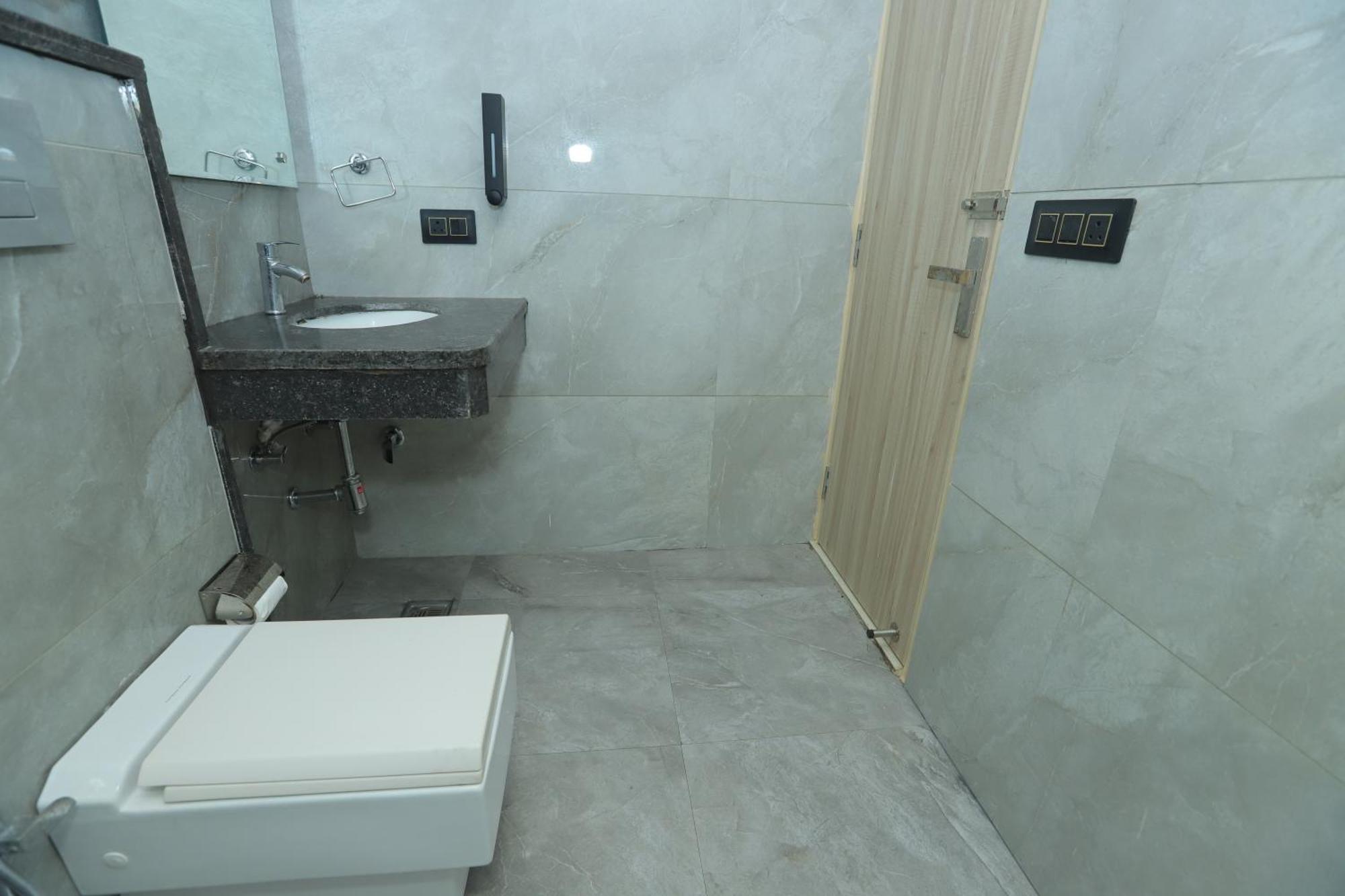 Hotel Palace-near Delhi Airport