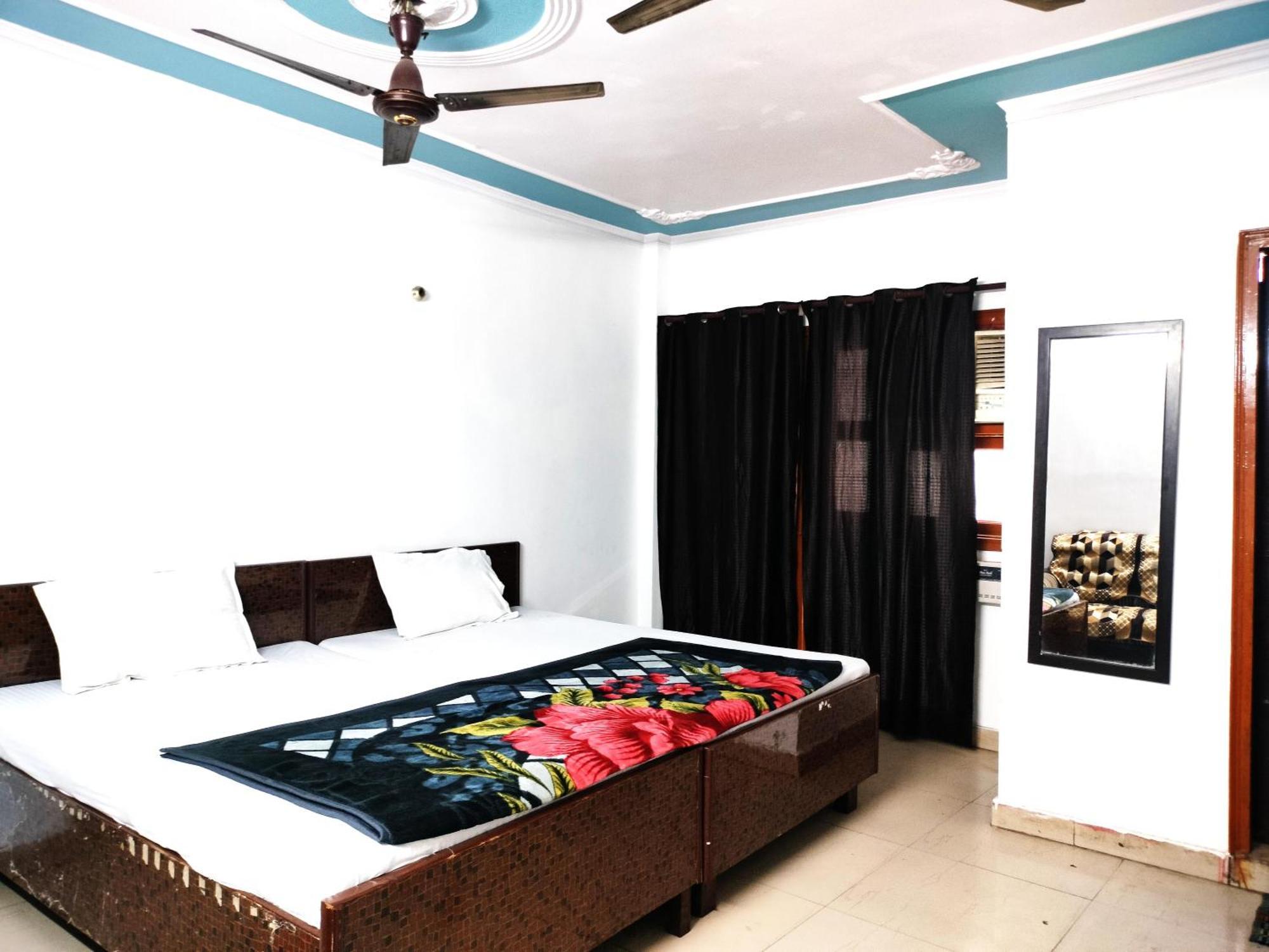 Lotus - 1 Min Walk In From Nizamuddin Railway Station * New Delhi