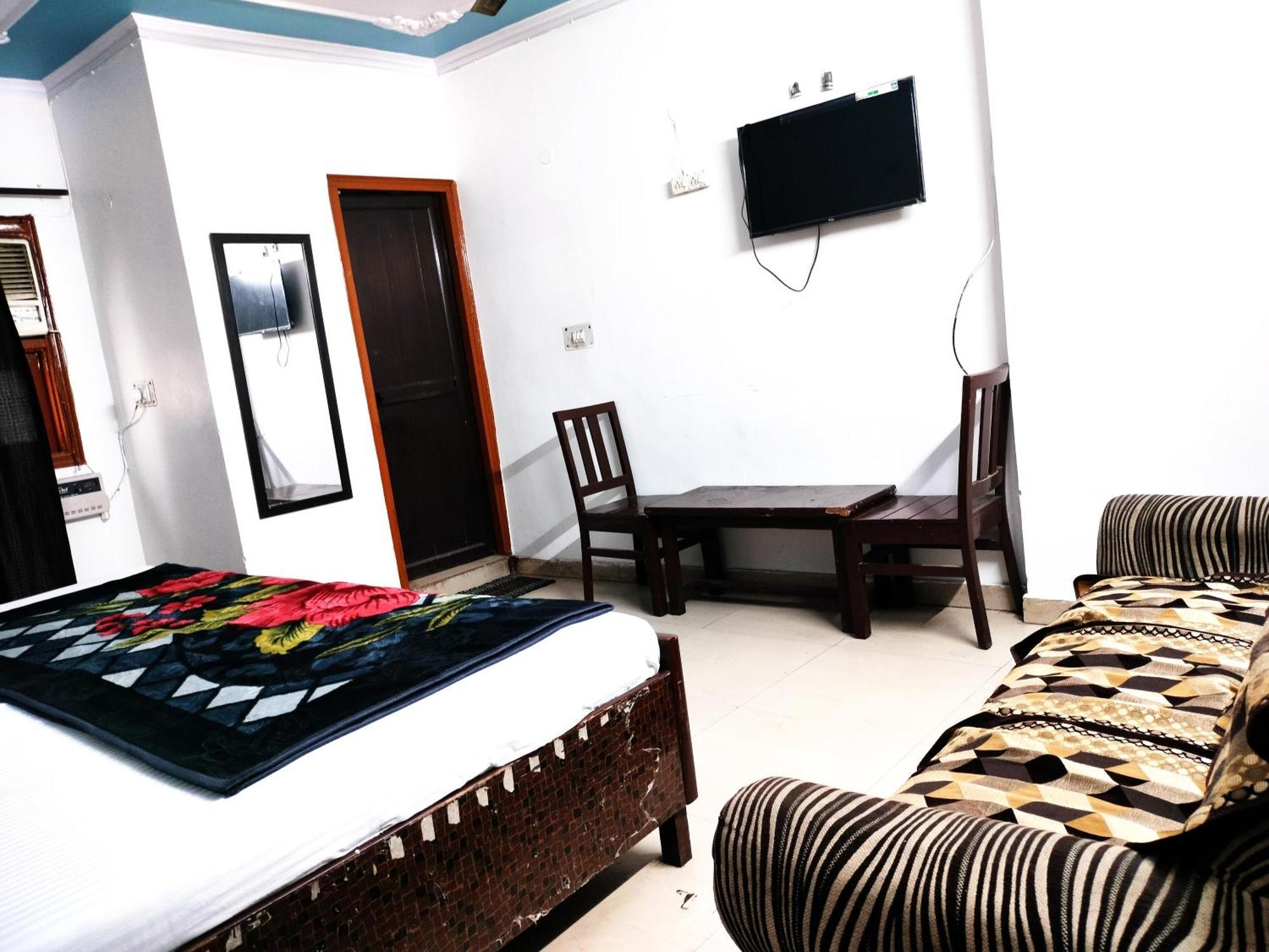 Lotus - 1 Min Walk In From Nizamuddin Railway Station