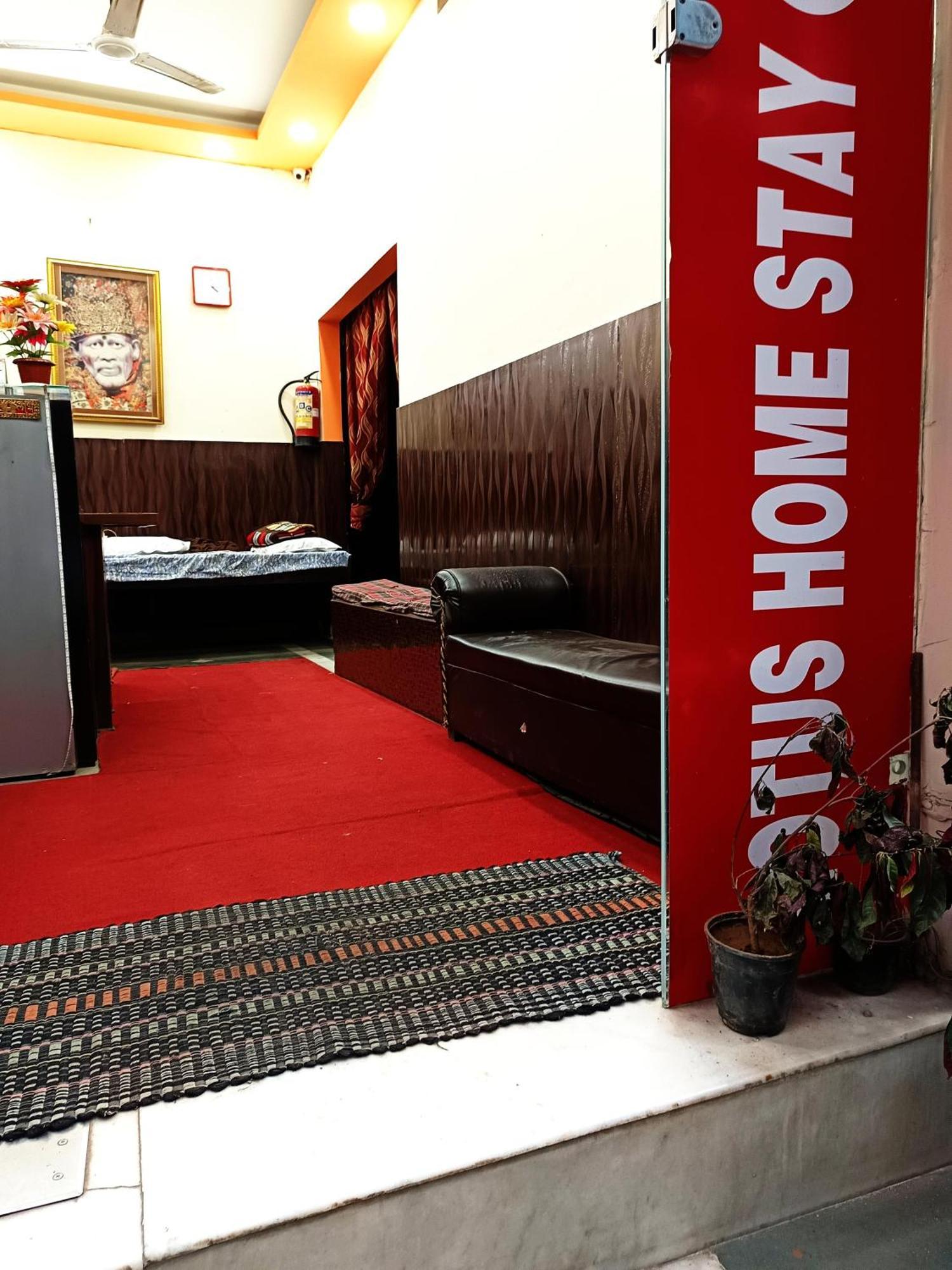 Lotus - 1 Min Walk In From Nizamuddin Railway Station * New Delhi