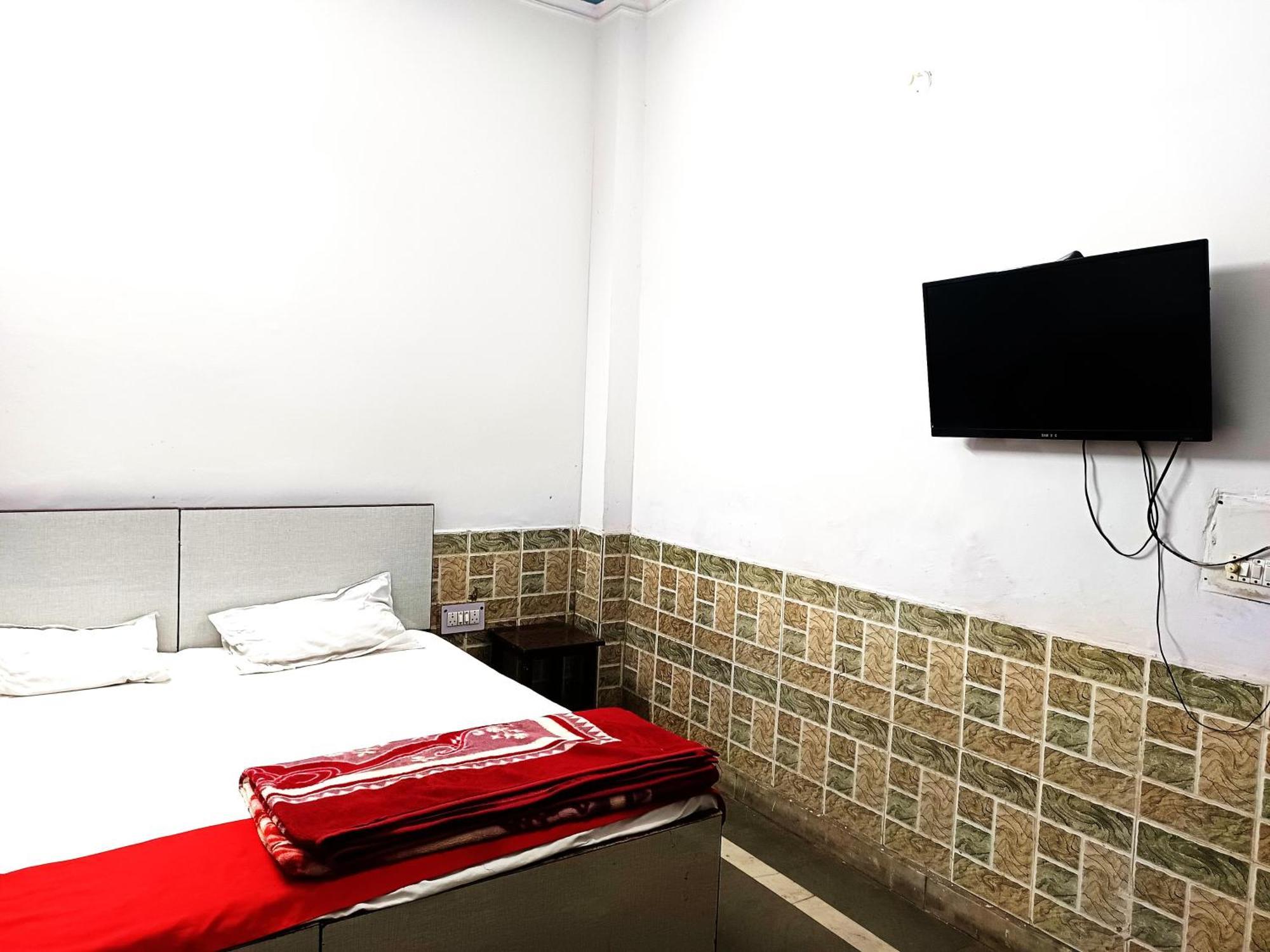 Lotus - 1 Min Walk In From Nizamuddin Railway Station
