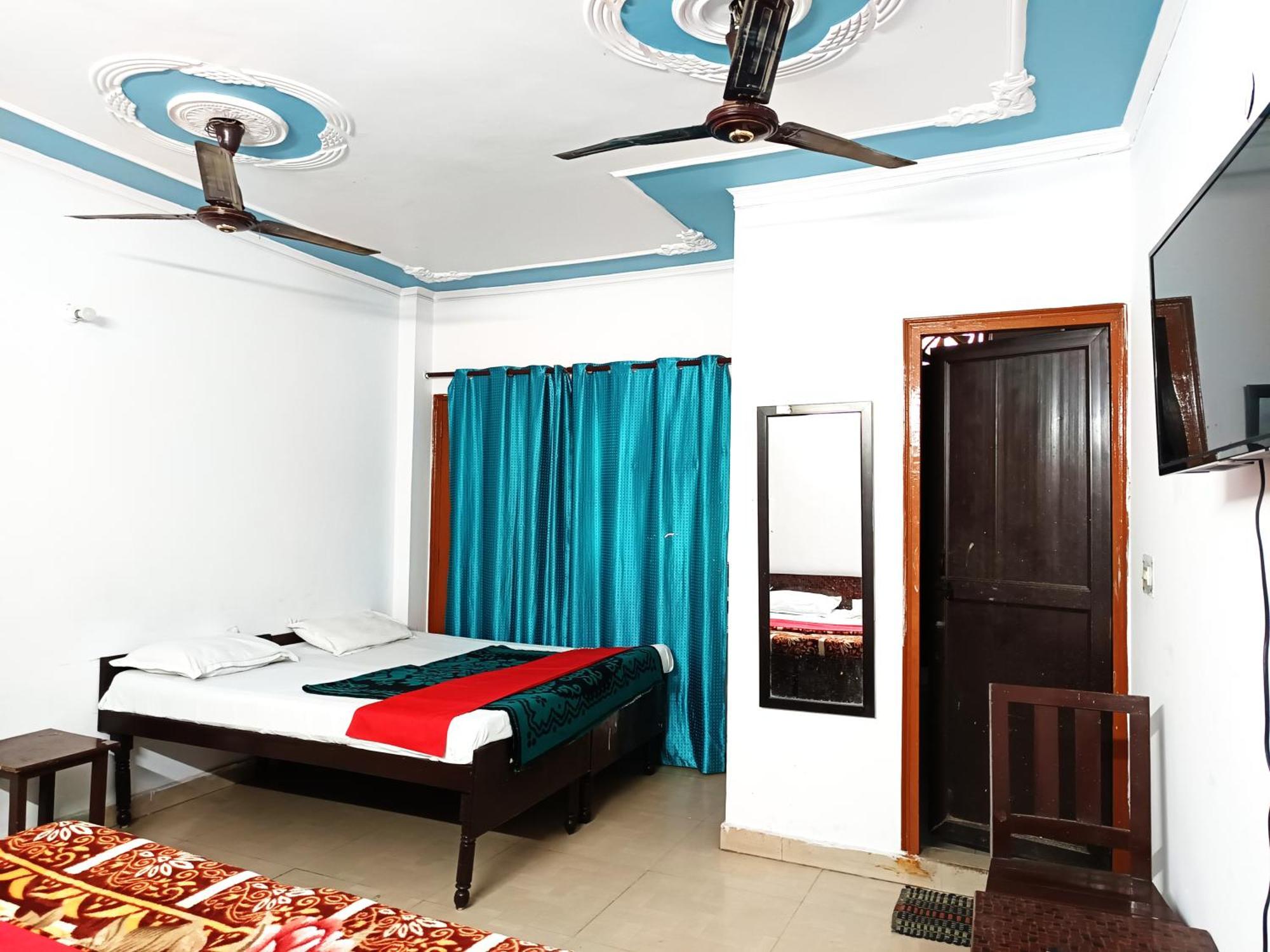 Lotus - 1 Min Walk In From Nizamuddin Railway Station New Delhi