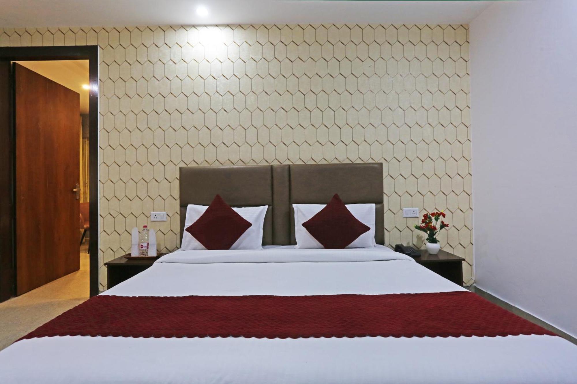 Hotel Le Mount Near Delhi Airport 4*