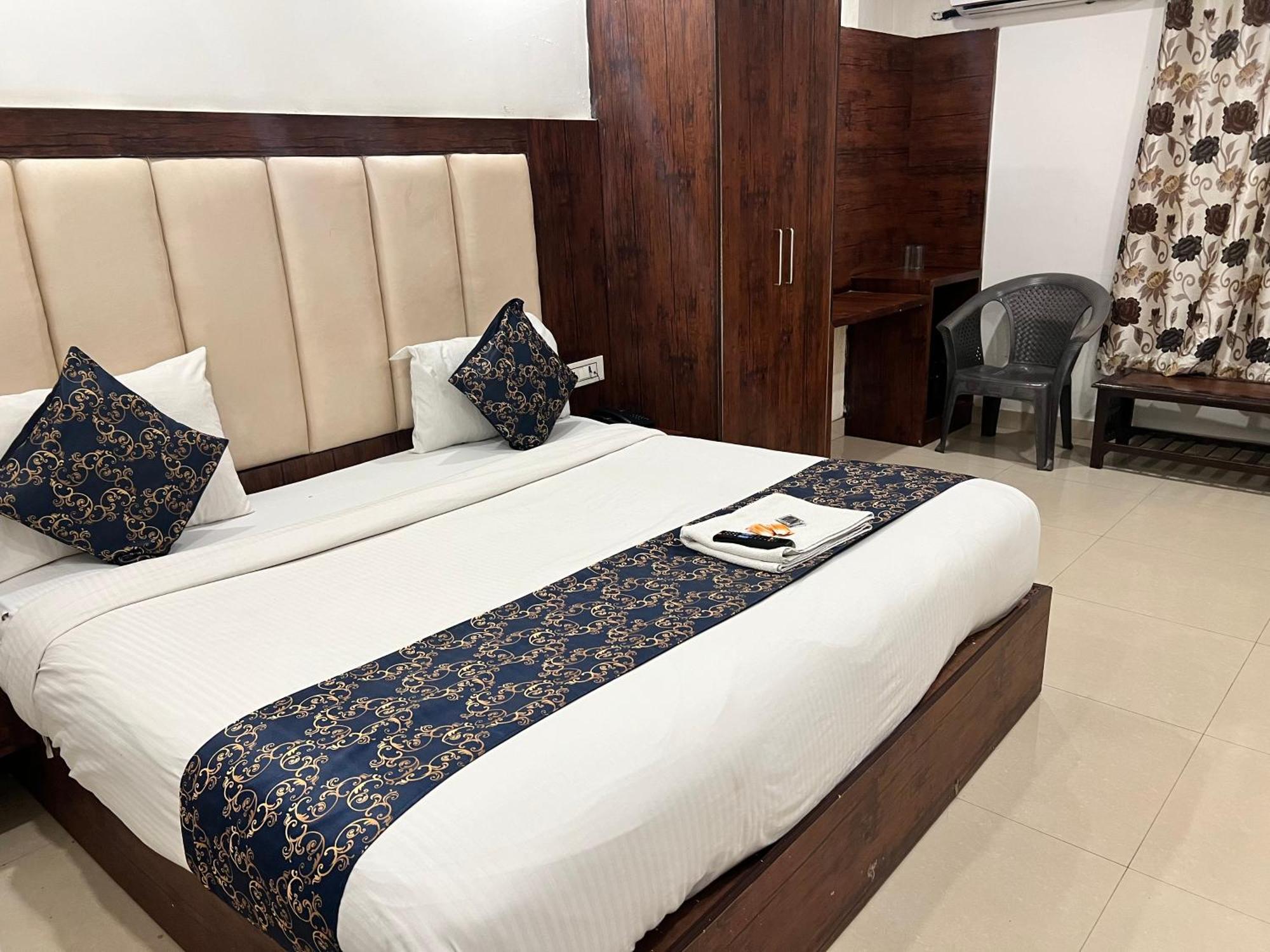 Hotel Le Mount Near Delhi Airport