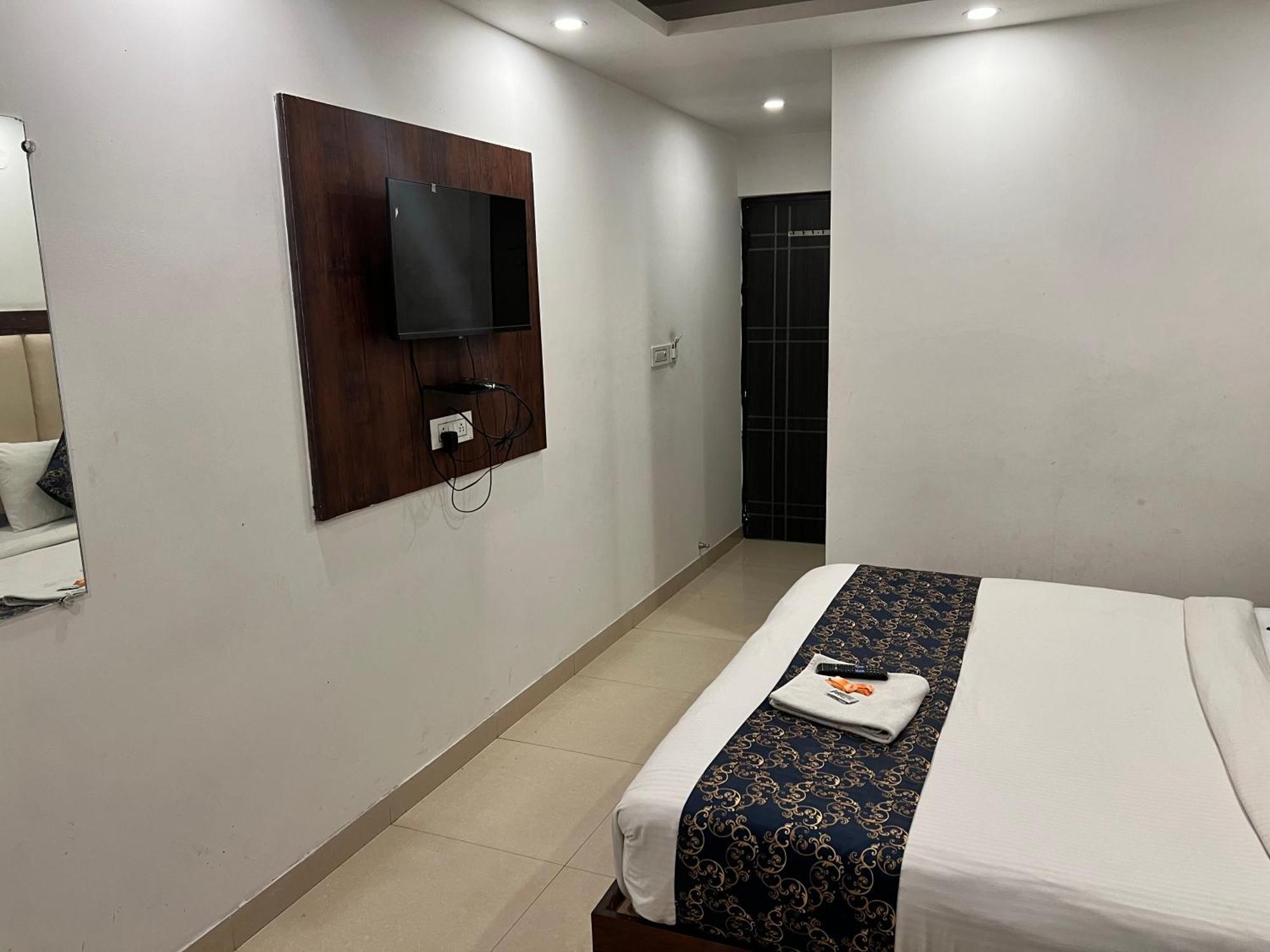 Hotel Le Mount Near Delhi Airport 4*
