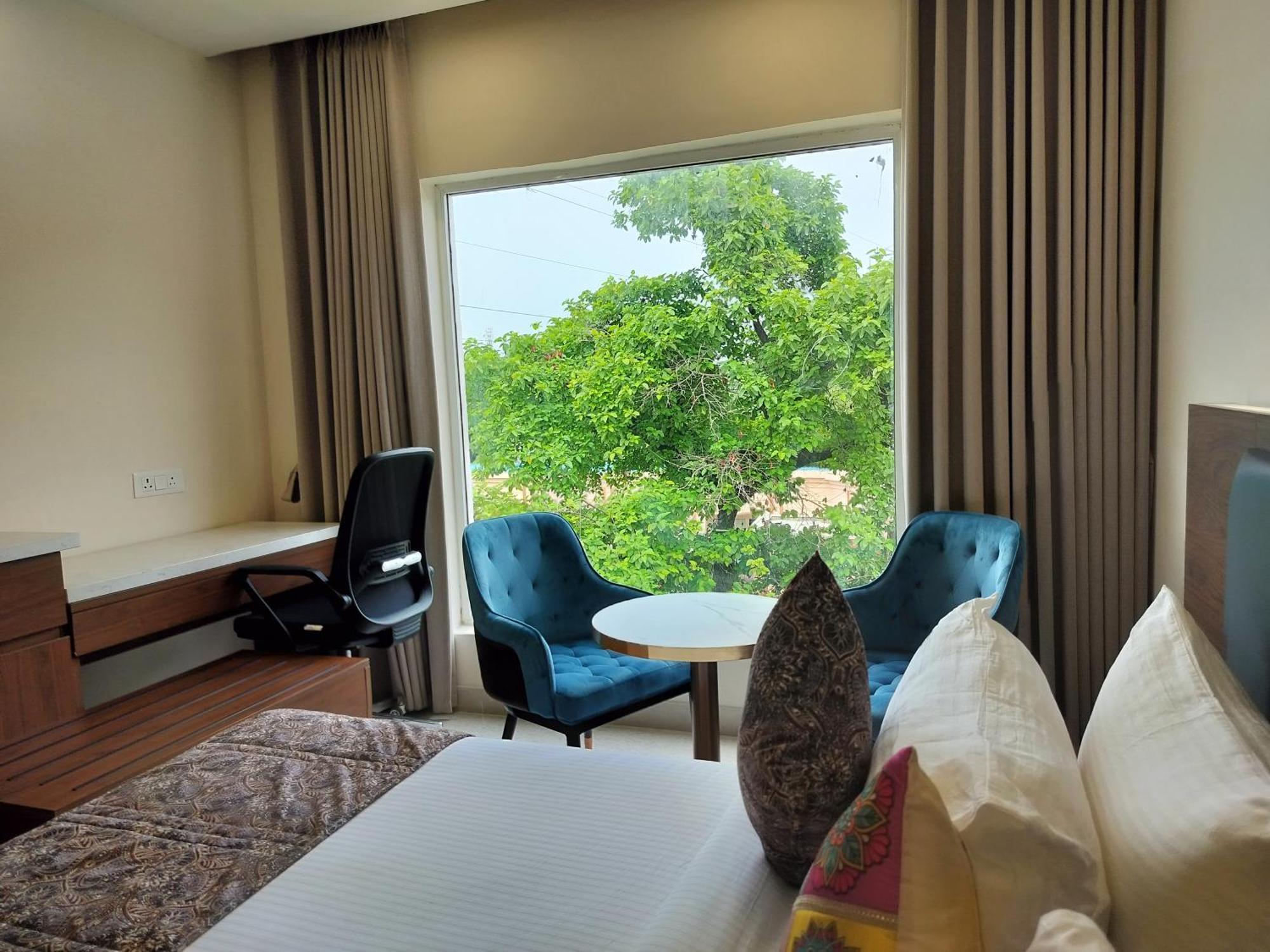 Hotel Luxe Opera Nh8 - 7km From Igi Airport Delhi - 