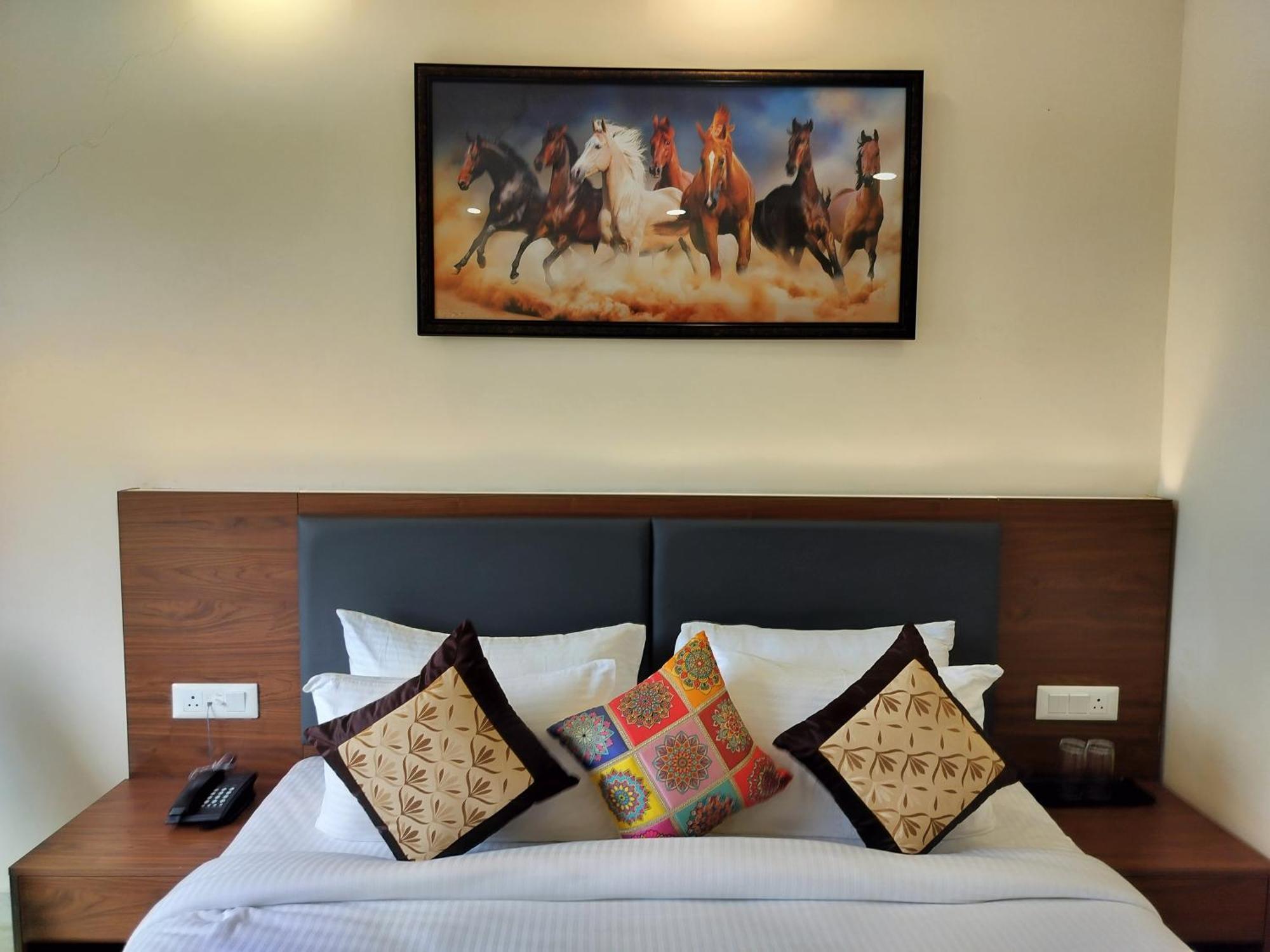 Hotel Luxe Opera Nh8 - 7km From Igi Airport Delhi - 