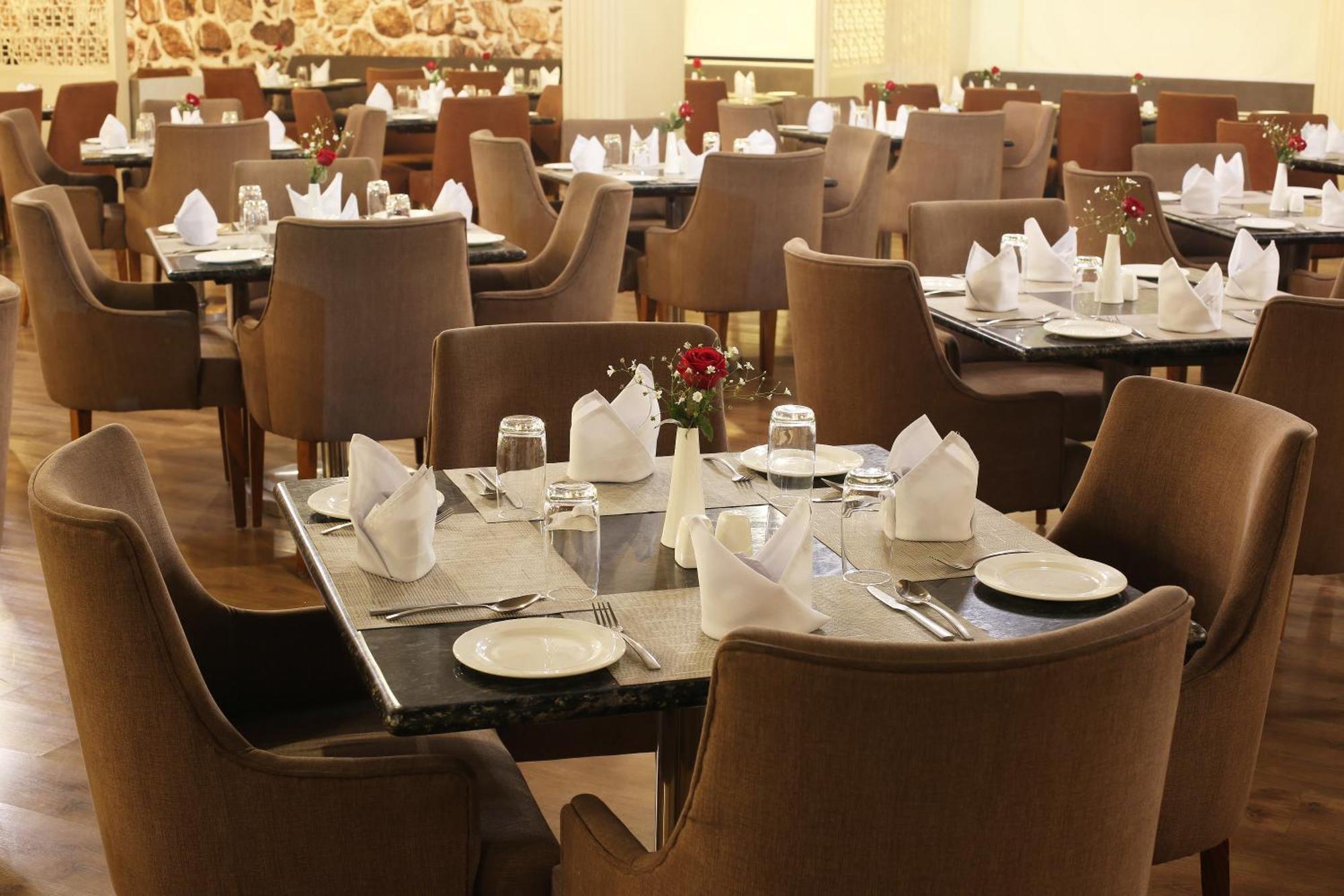 Luxe Opera Nh8 - 7km From Igi Airport Delhi - 