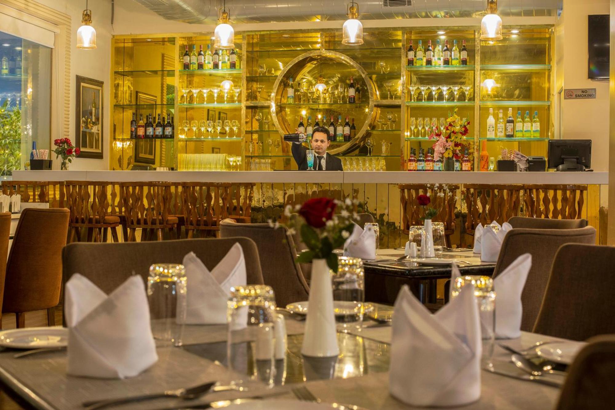Luxe Opera Nh8 - 7km From Igi Airport Delhi - 