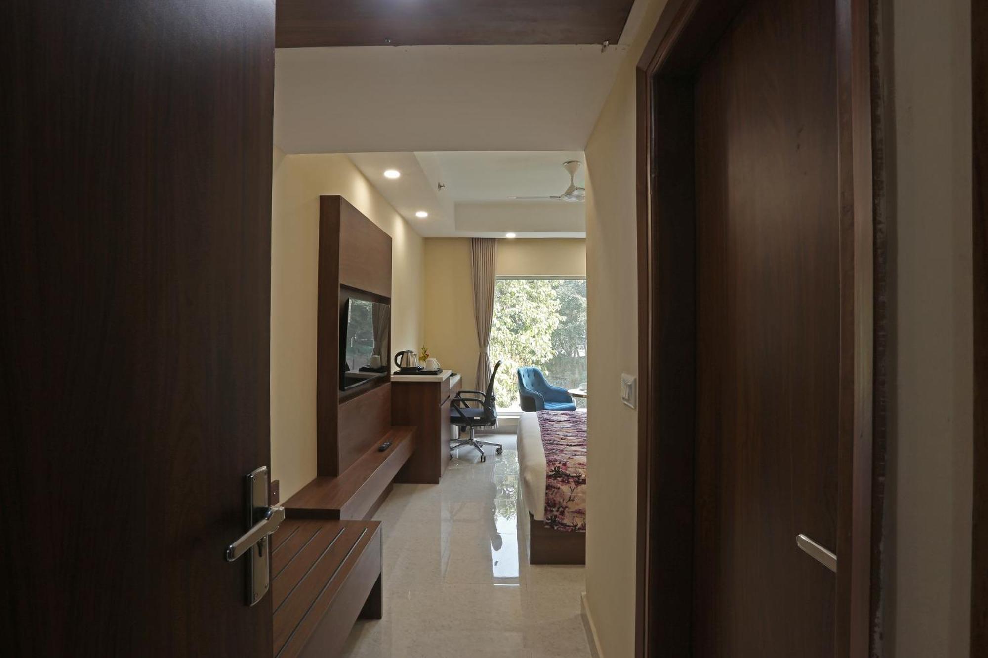 Luxe Opera Nh8 - 7km From Igi Airport Delhi - 
