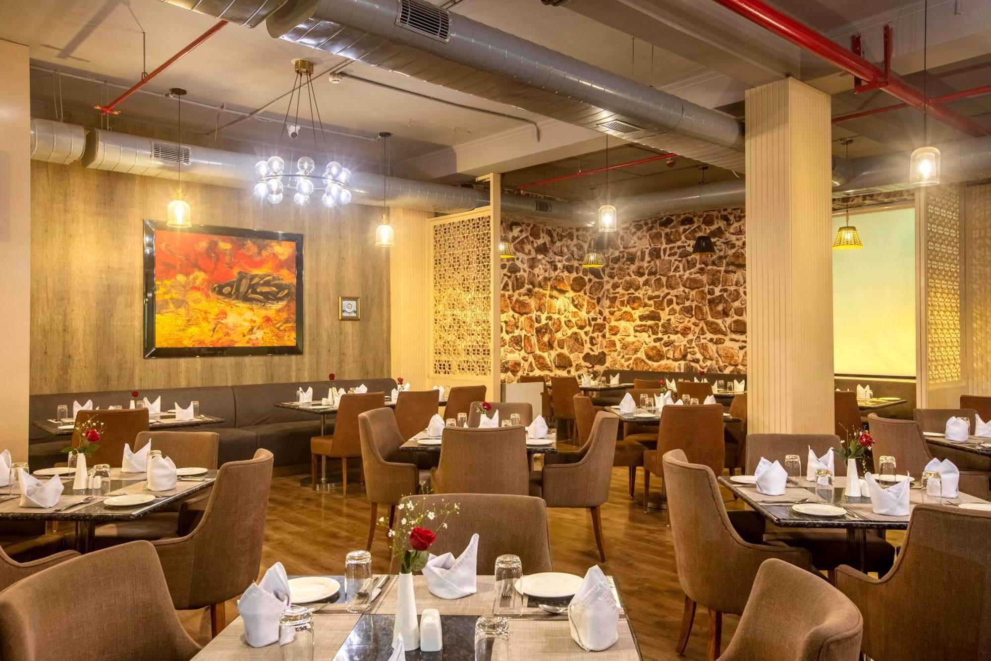 Hotel Luxe Opera Nh8 - 7km From Igi Airport Delhi - 
