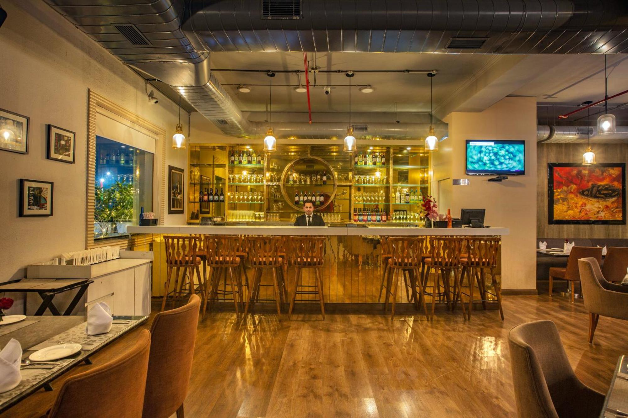 Hotel Luxe Opera Nh8 - 7km From Igi Airport Delhi - 
