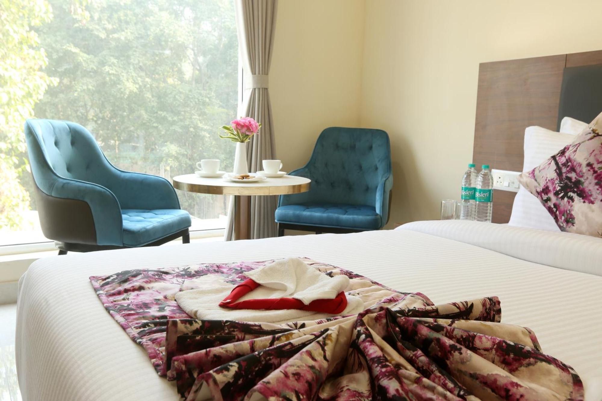 Luxe Opera Nh8 - 7km From Igi Airport Delhi - 