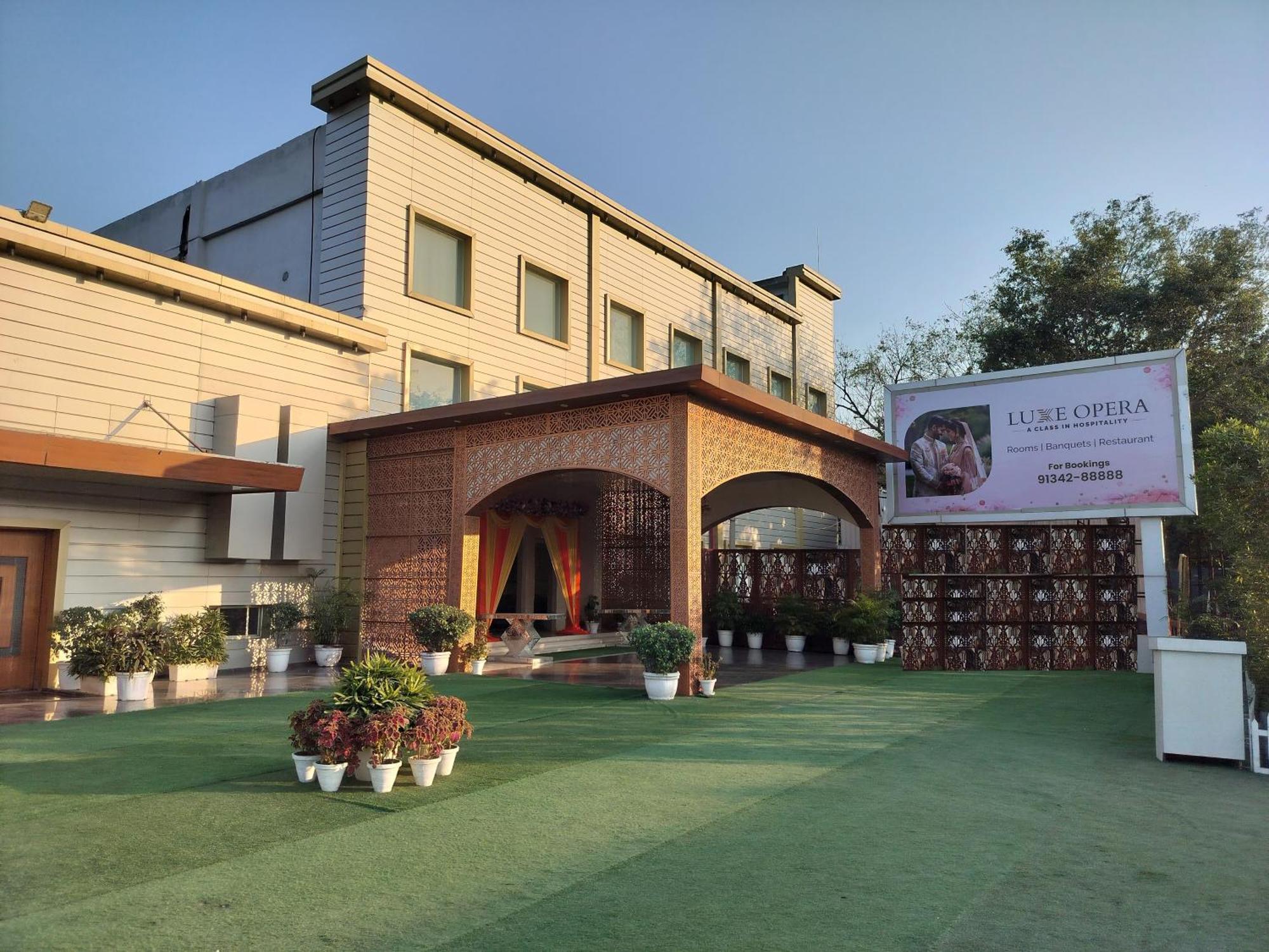 Luxe Opera Nh8 - 7km From Igi Airport Delhi - 