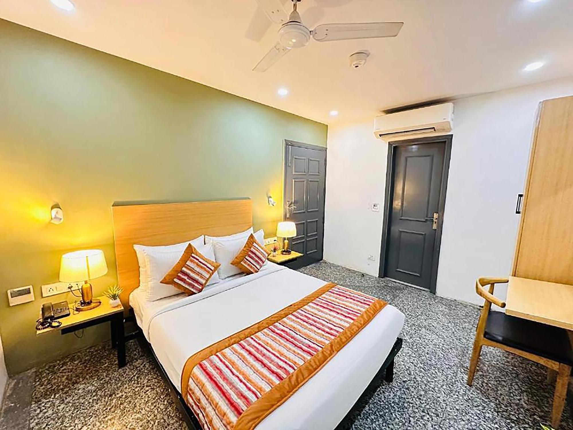 Golden Saffron By Qotel-punjabi Bagh Hotel Nova Deli