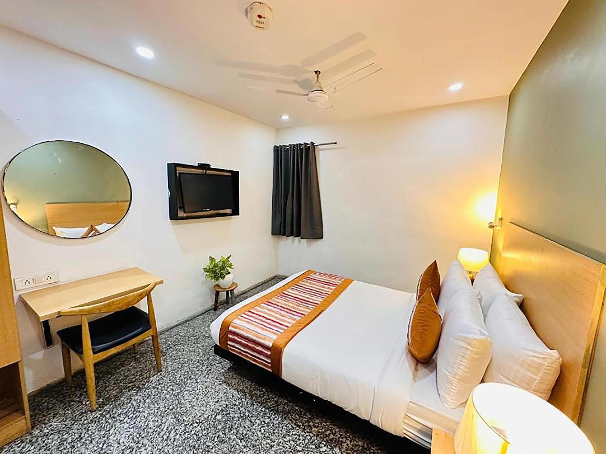 Golden Saffron By Qotel-punjabi Bagh Hotel