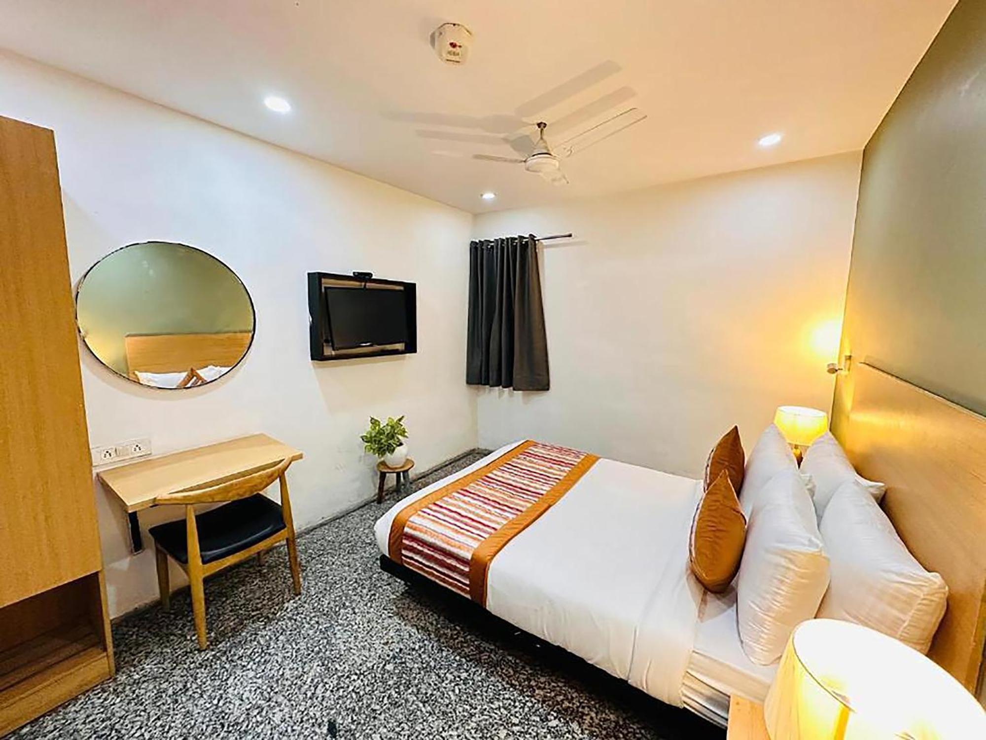 Golden Saffron By Qotel-punjabi Bagh Hotel