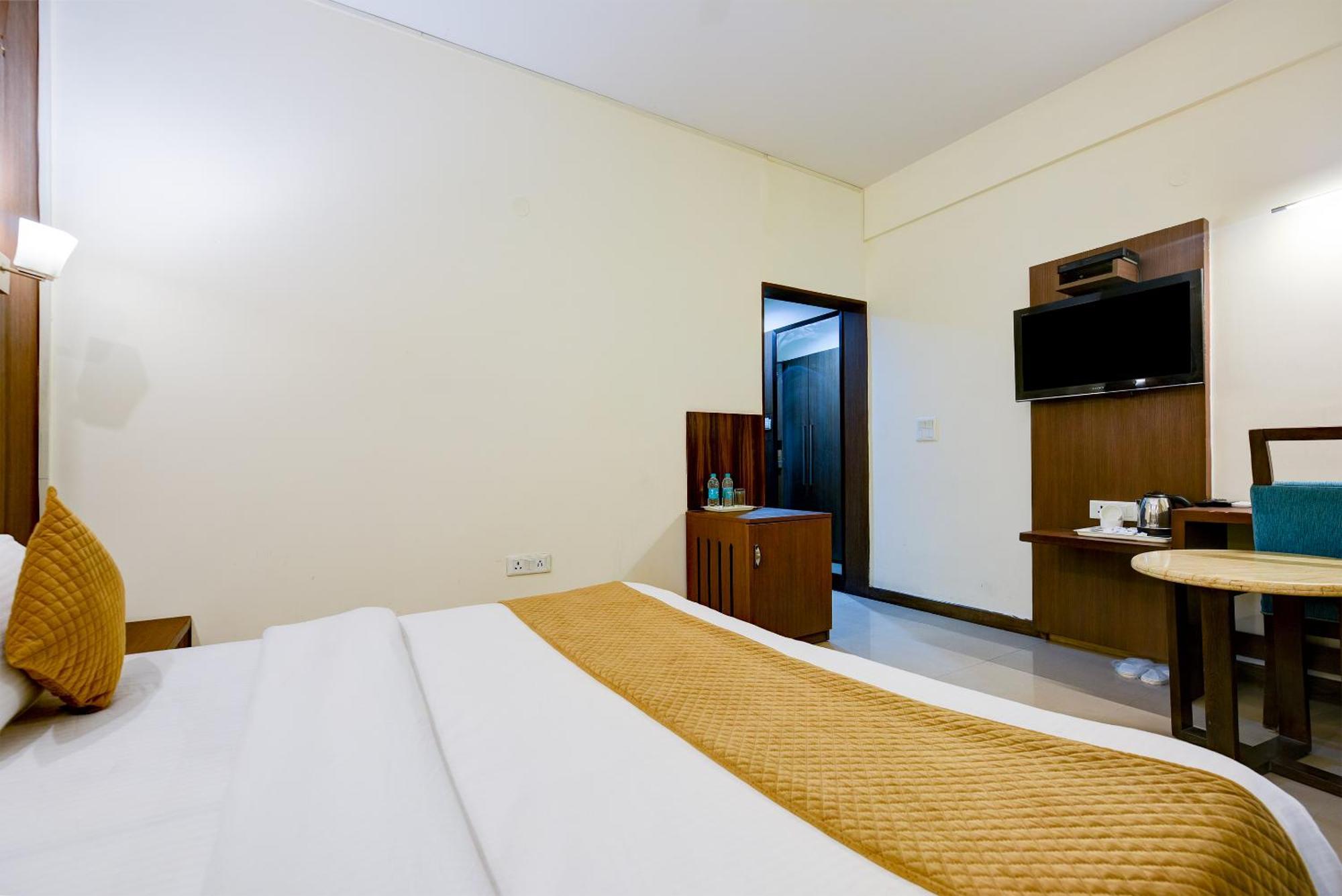 Hotel The Pamposh 3*