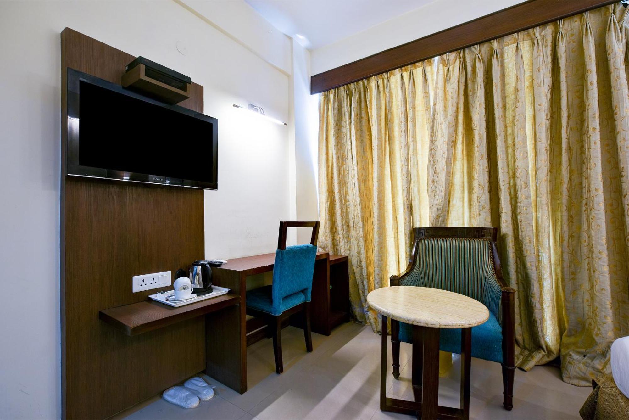 Hotel The Pamposh 3*