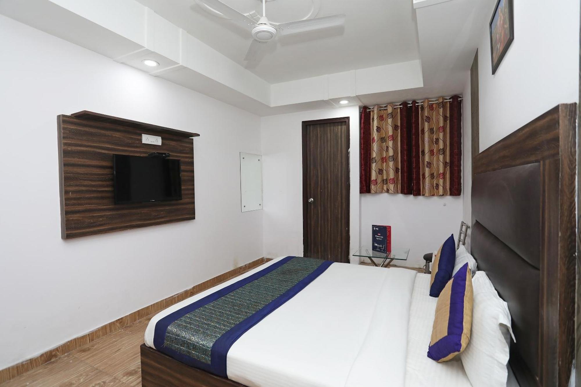 Collection O Nandgiri New Delhi