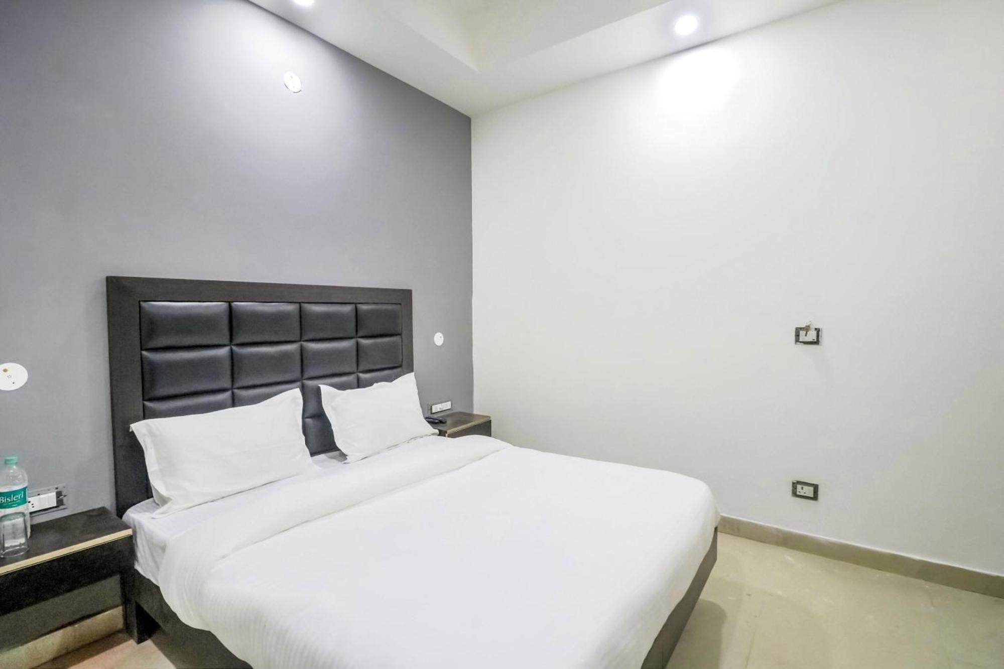 Hotel Collection O Mahavir Enclave Near Dashrath Puri Metro Station