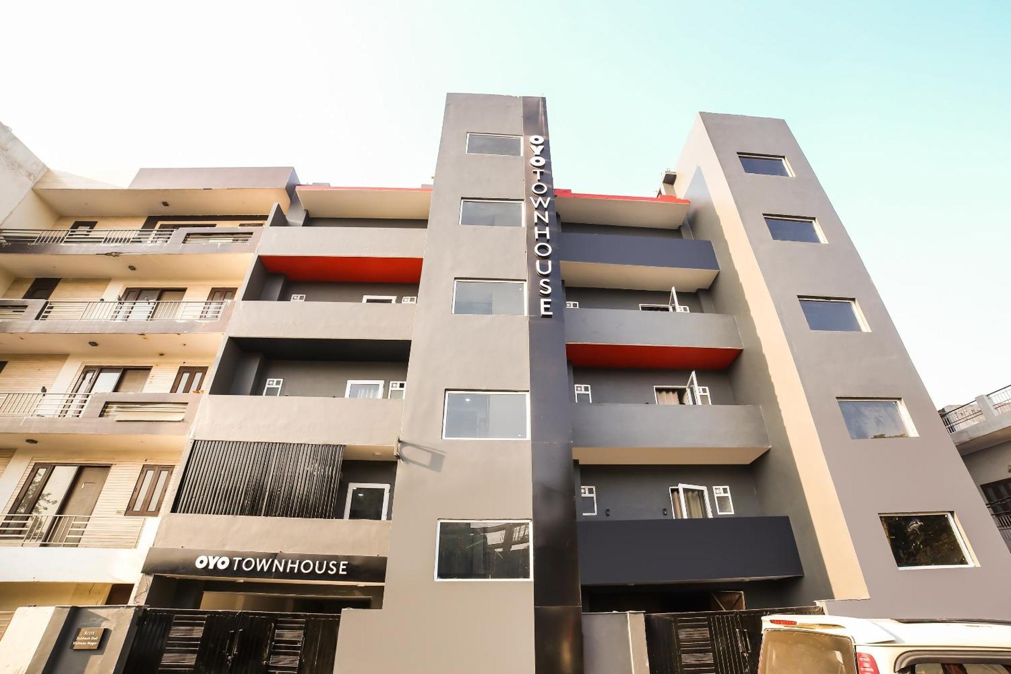 Super Townhouse Shahdara Near Yamuna Sports Complex New Delhi