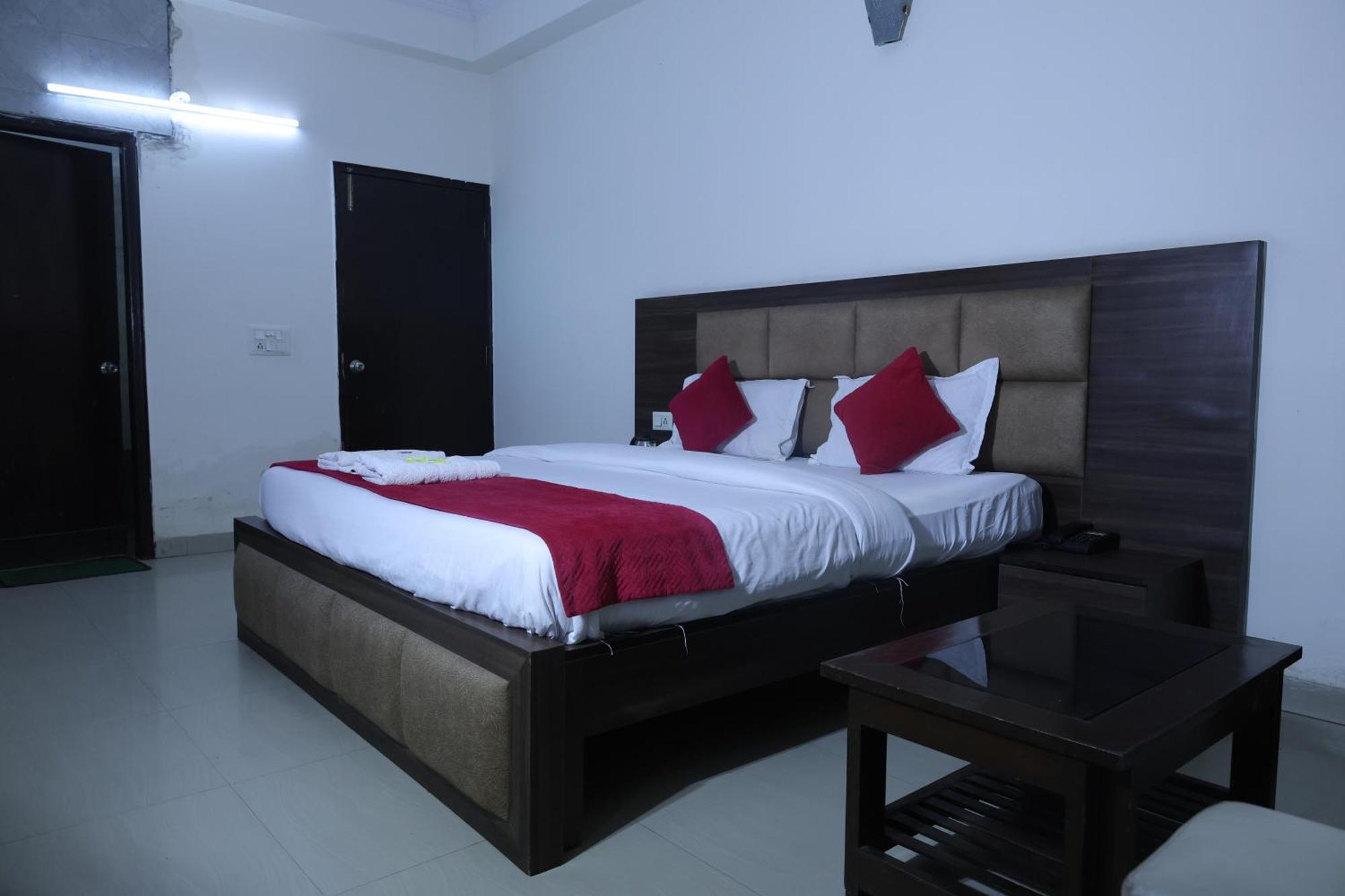Icy White Heaven Corporate Guest house *