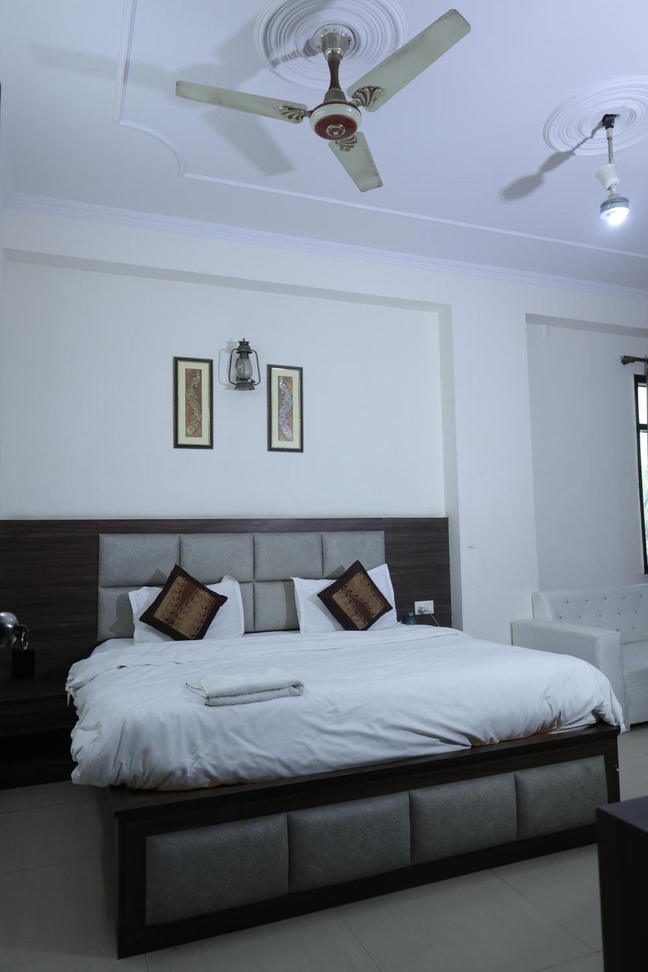 Icy White Heaven Corporate * Delhi (National Capital Territory of India)