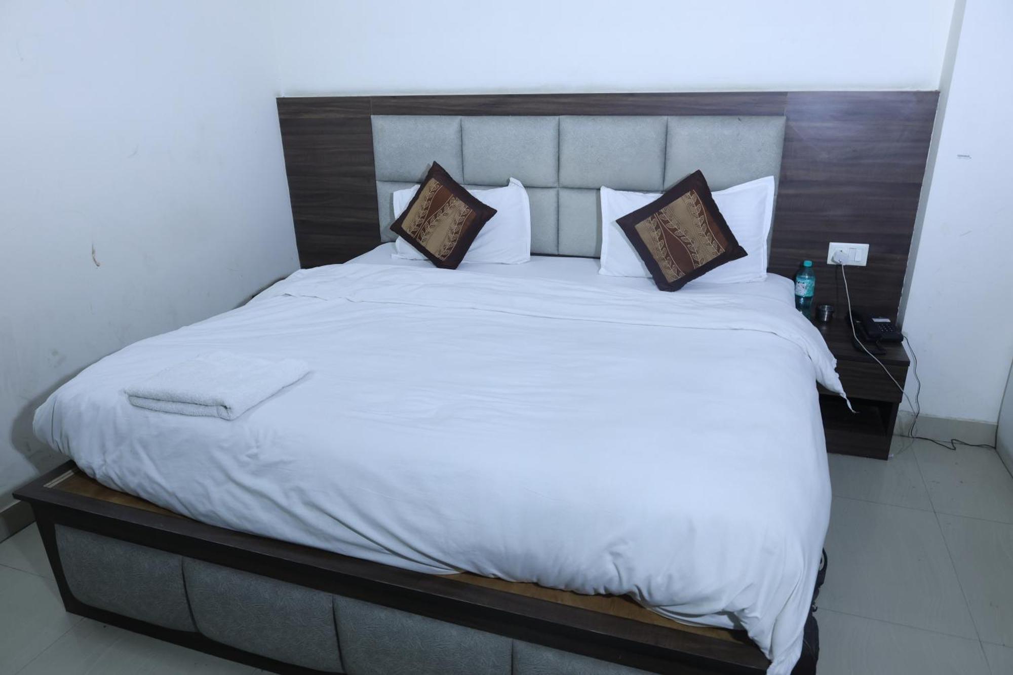 Icy White Heaven Corporate Guest house *